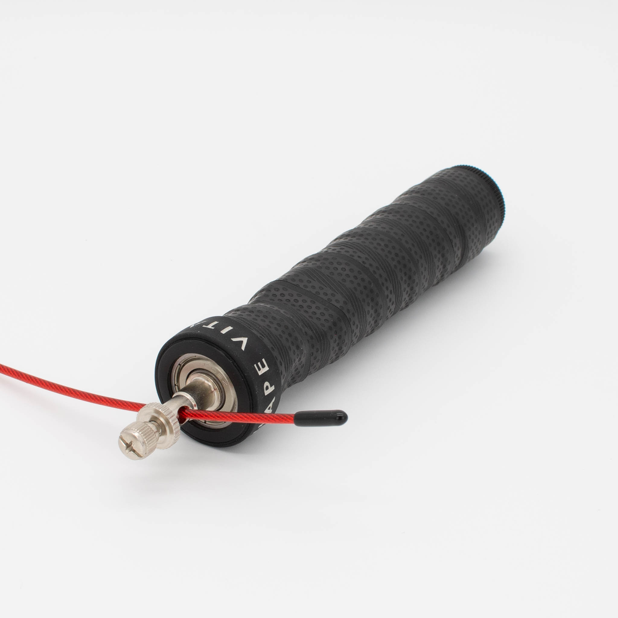 Ein schwarzes Springseil mit rotem Kabel. Der Griff hat einen schwarzen Griff und silberne Details.