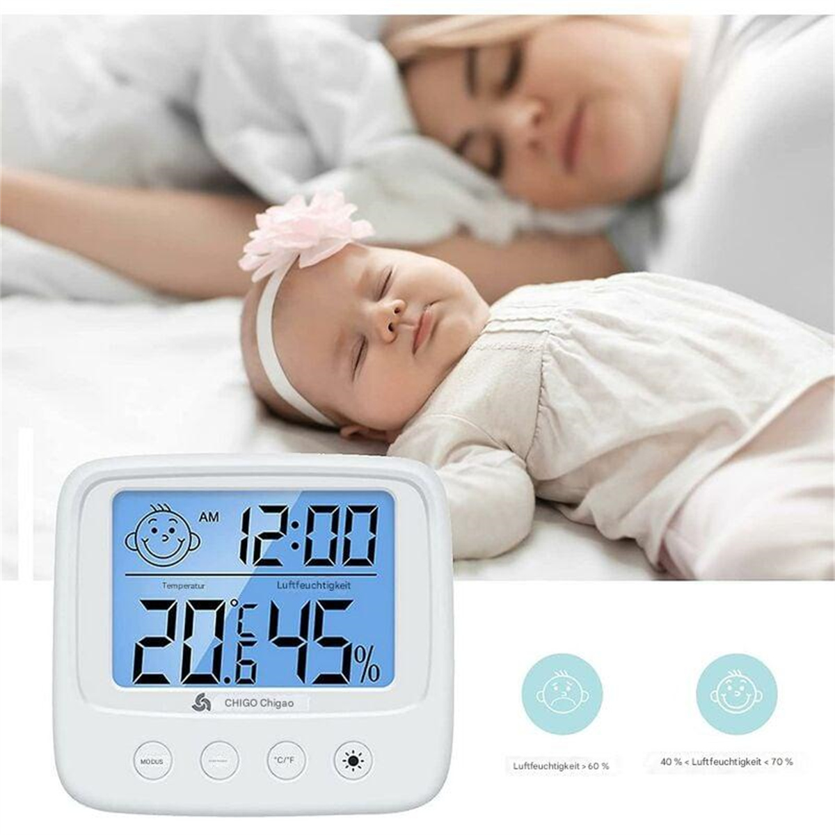 Baby schläft mit einem Elternteil. Digitales Thermometer zeigt Temperatur und Luftfeuchtigkeit.