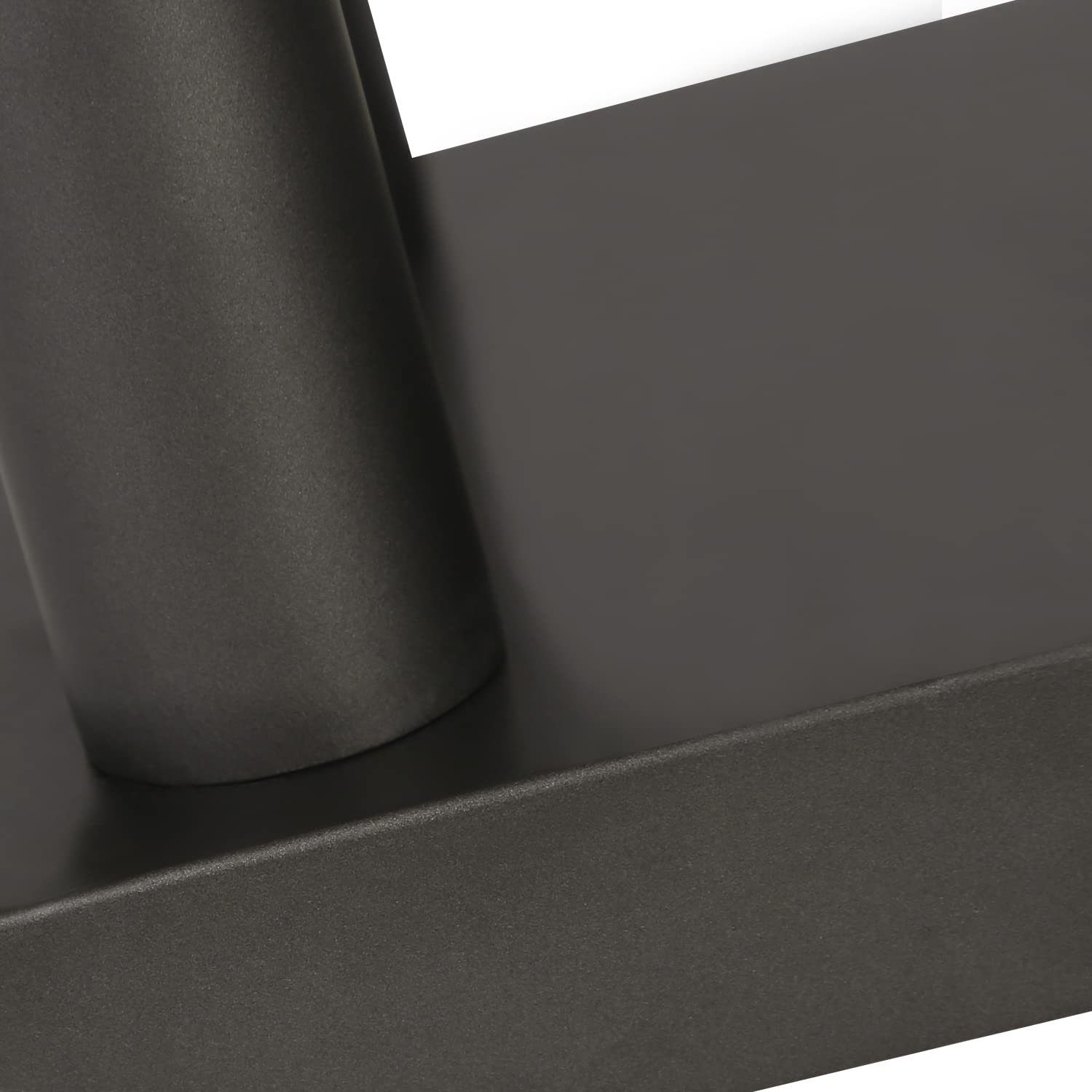 Primer plano de una estructura metálica gris oscuro.