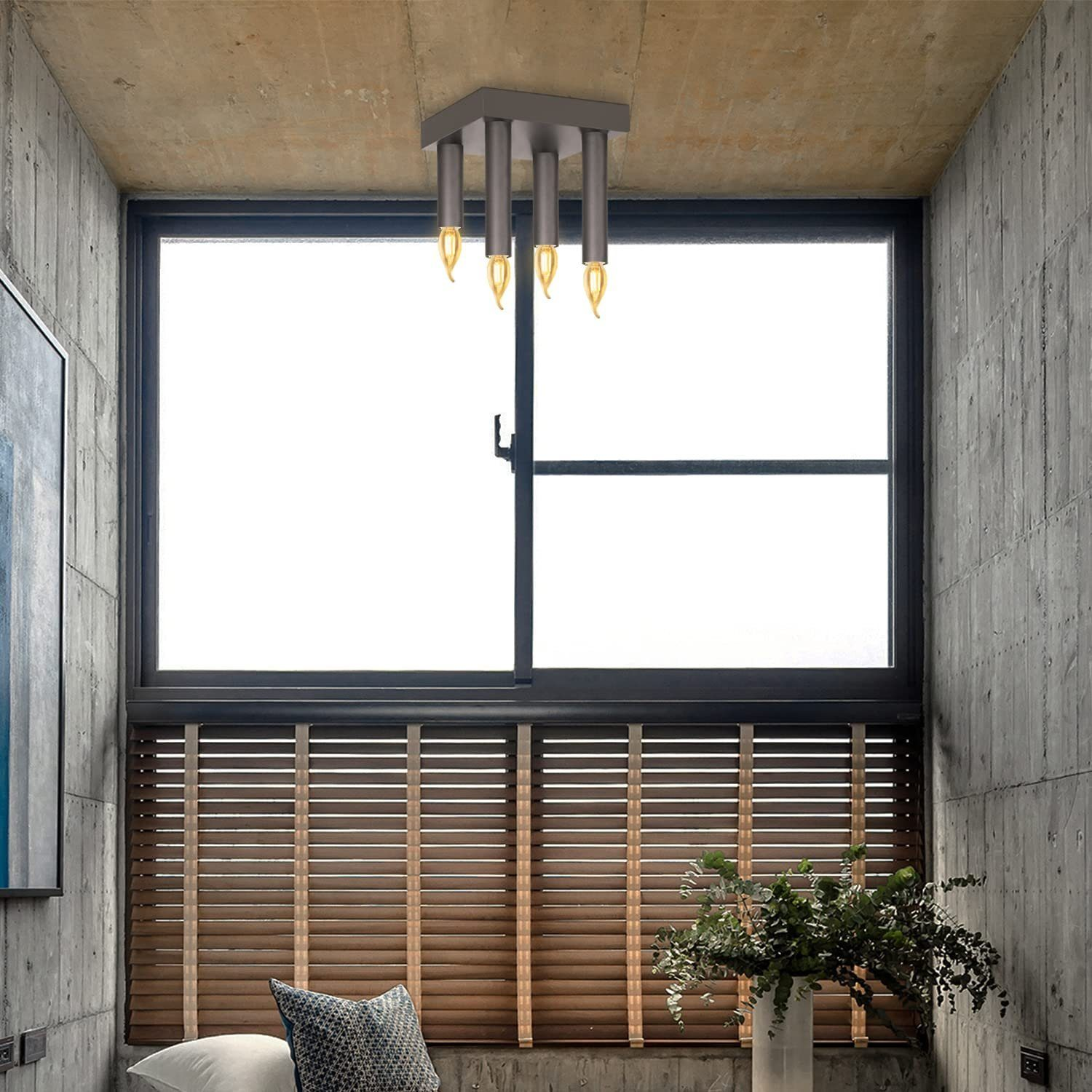 Un interior de habitación con ventana, persianas y una iluminación de araña moderna.