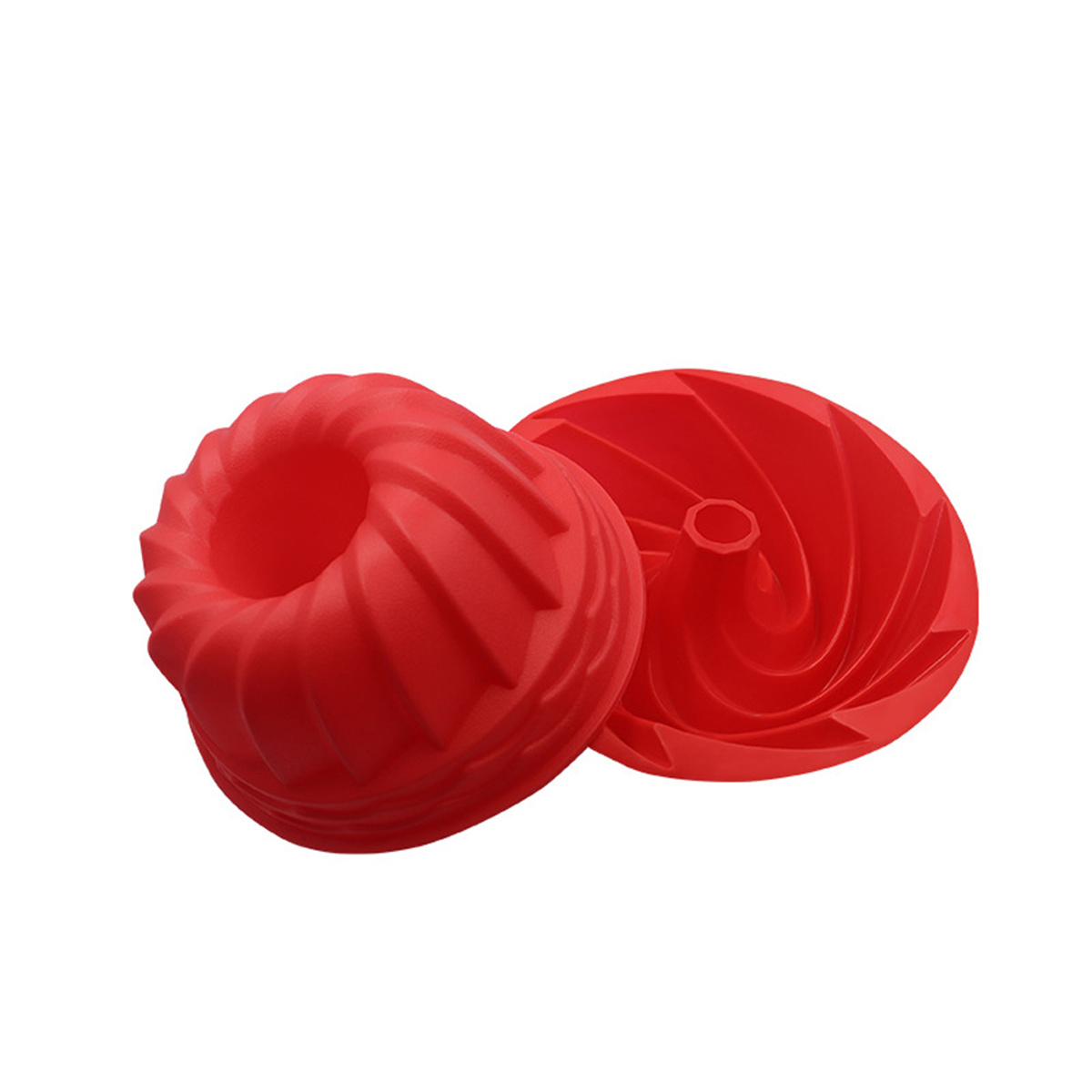 Zwei rote Silikon-Gugelhupfformen, eine aufrecht, die andere mit dem Spiraldesign sichtbar.