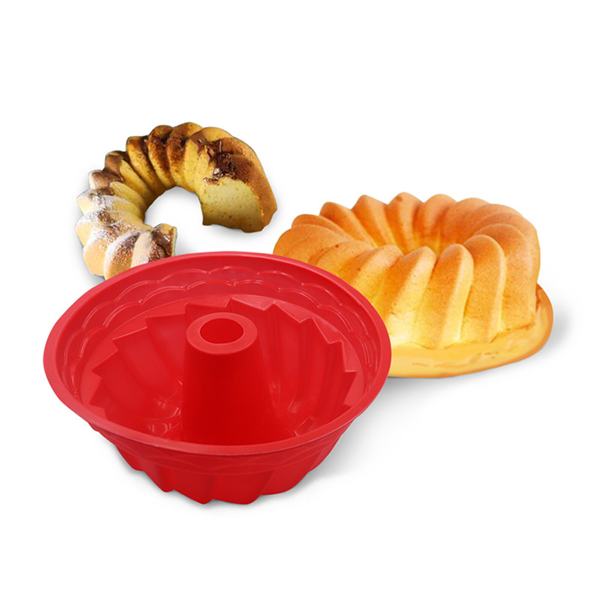 Rote Gugelhupfform und ein paar gebackene Gugelhupfkuchen auf weißem Hintergrund.