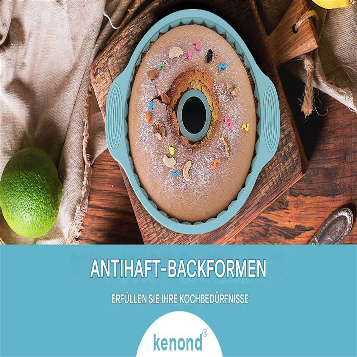 Ein Kuchen in einer blauen Silikon-Backform auf einer Holzoberfläche, mit Dekorationen oben drauf.