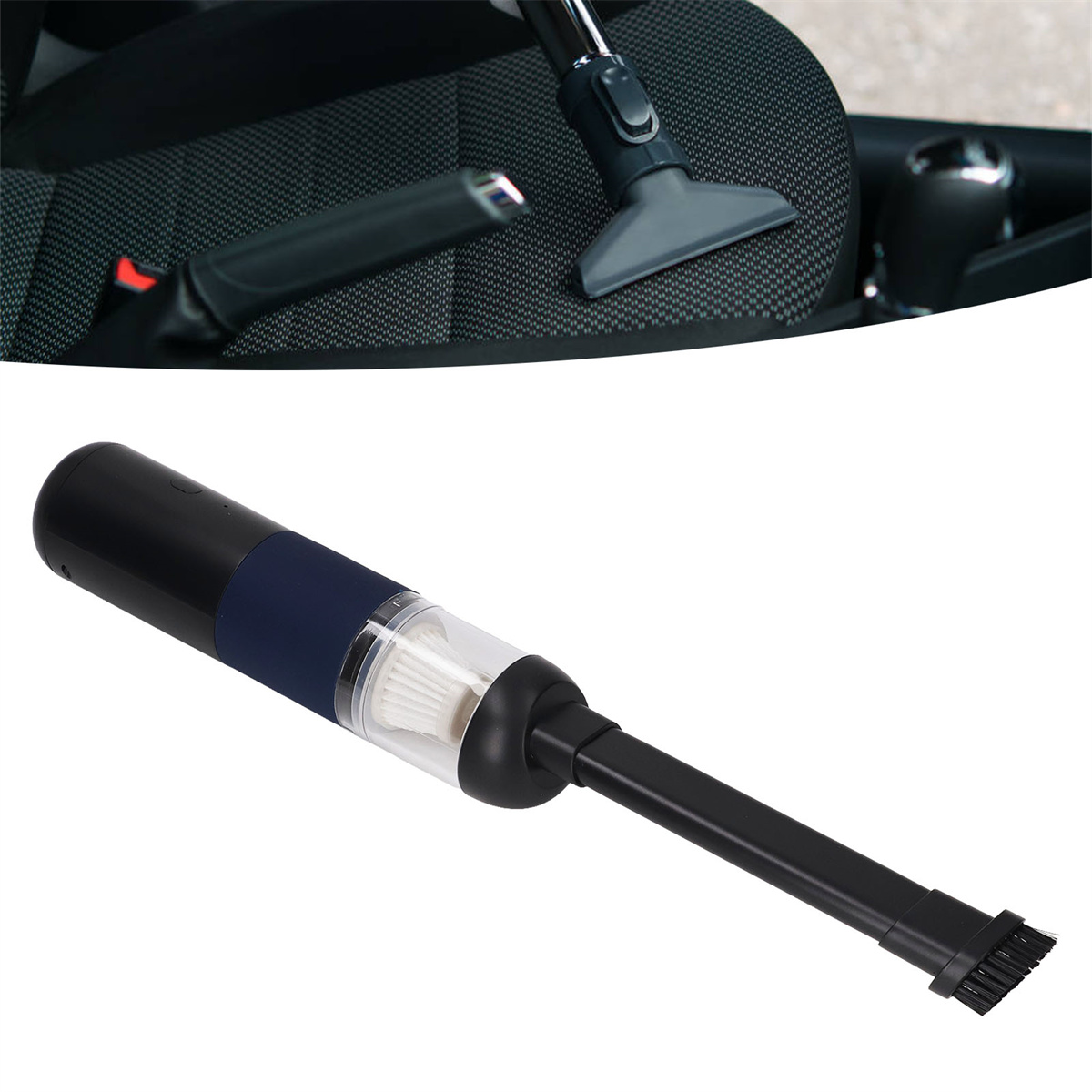Ein schwarzer und blauer Handstaubsauger für das Auto mit Bürstenaufsatz.