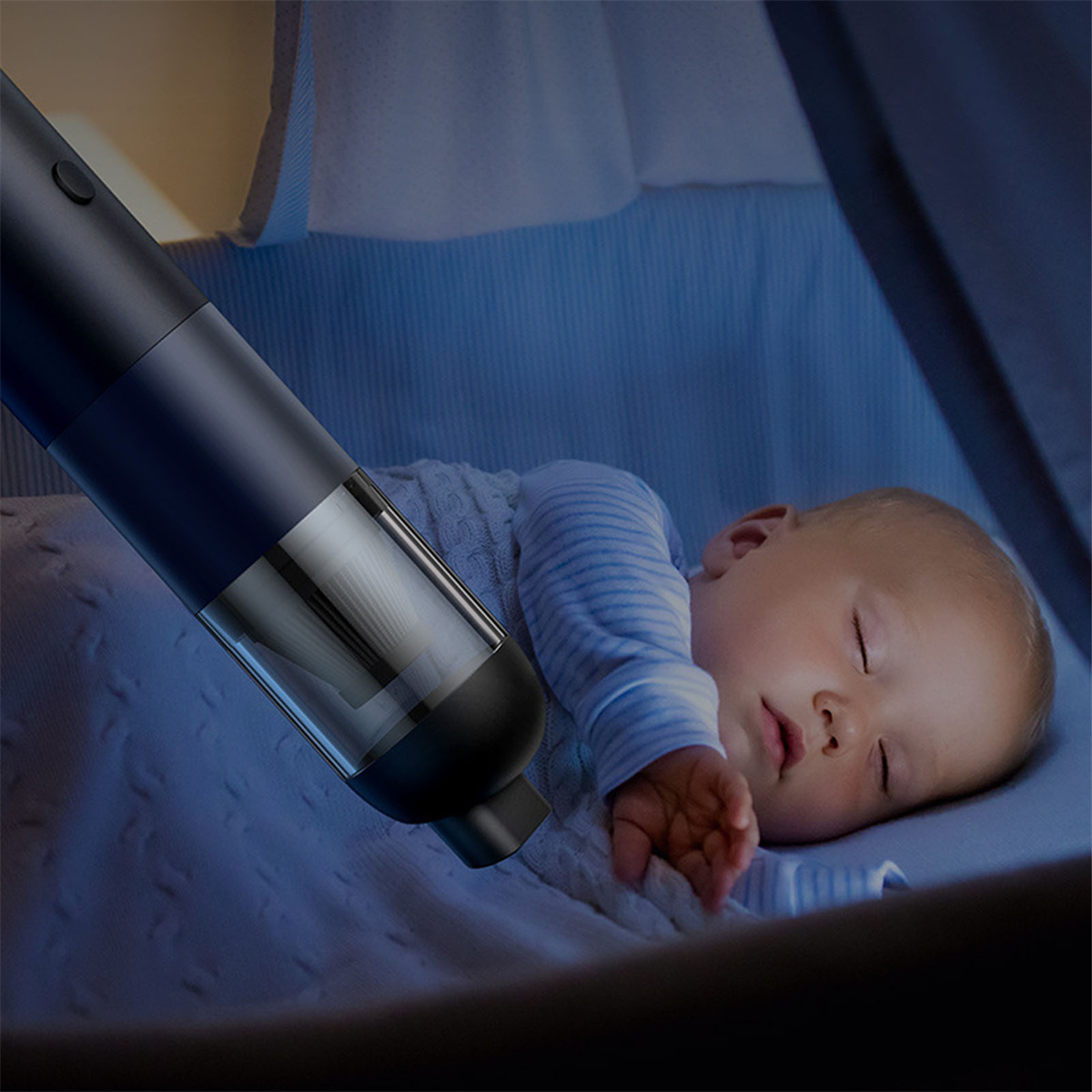 Baby schläft im Bett, ein dunkelblauer Staubsauger schwebt daneben, in einem schwach beleuchteten Raum.