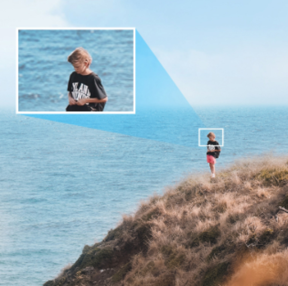 Ein Junge steht auf einer Klippe am Meer, eine vergrößerte Ansicht von ihm in einem Quadrat.