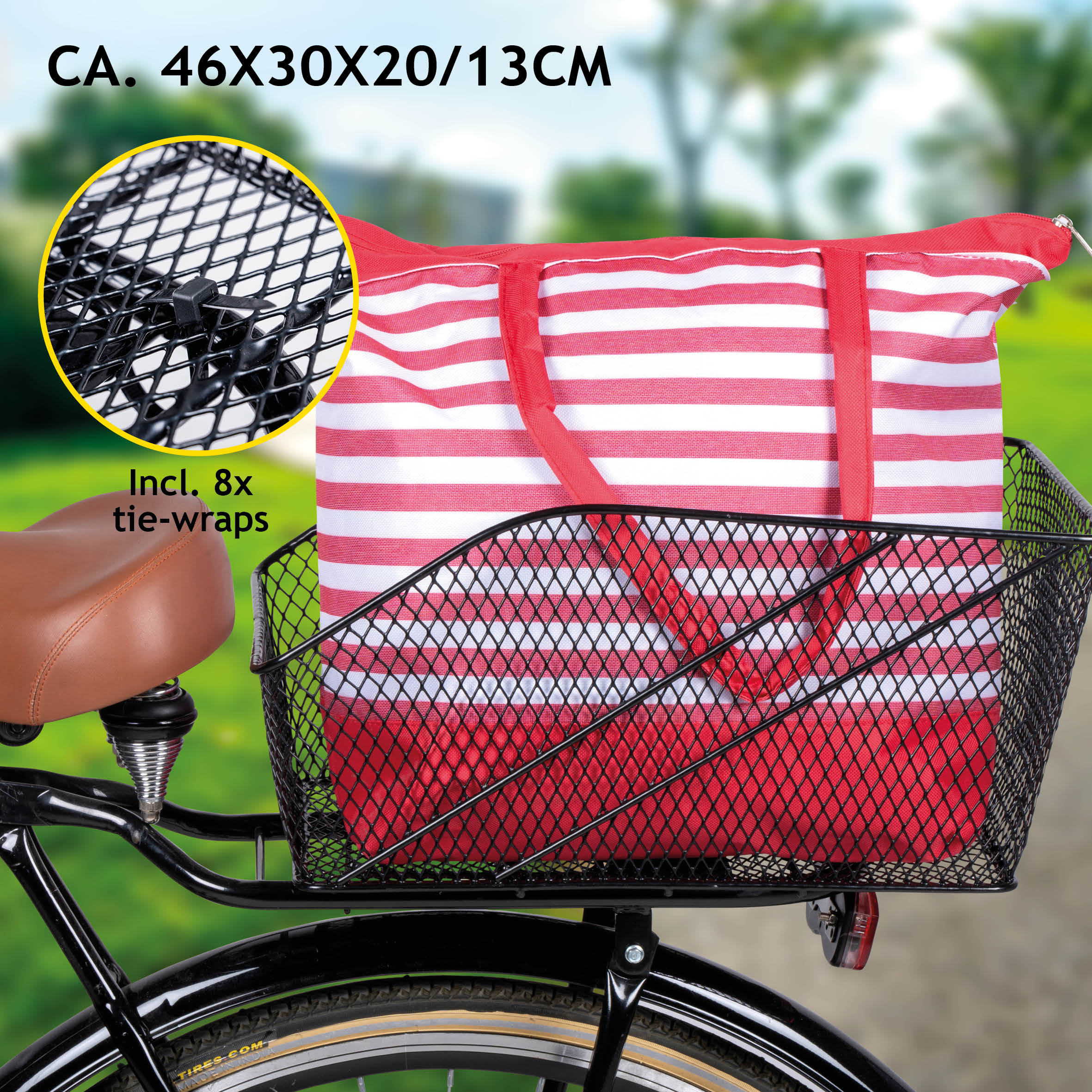 Een rood-wit gestreepte tas in een zwarte fietsmand. De fietszadel is zichtbaar.