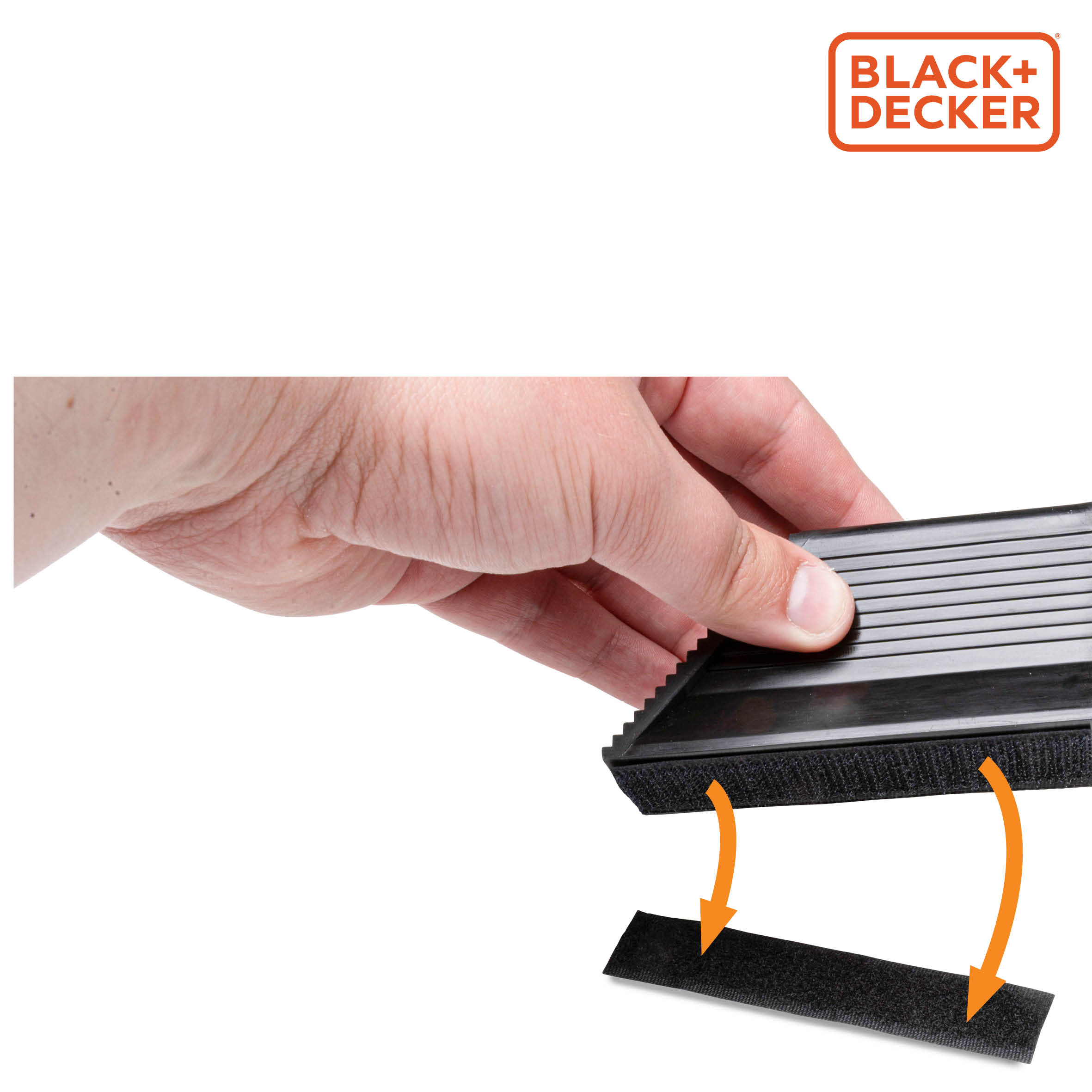 Hand met gereedschap brengt een klittenbandstrip aan op een zwart oppervlak. Black+Decker logo rechtsboven.