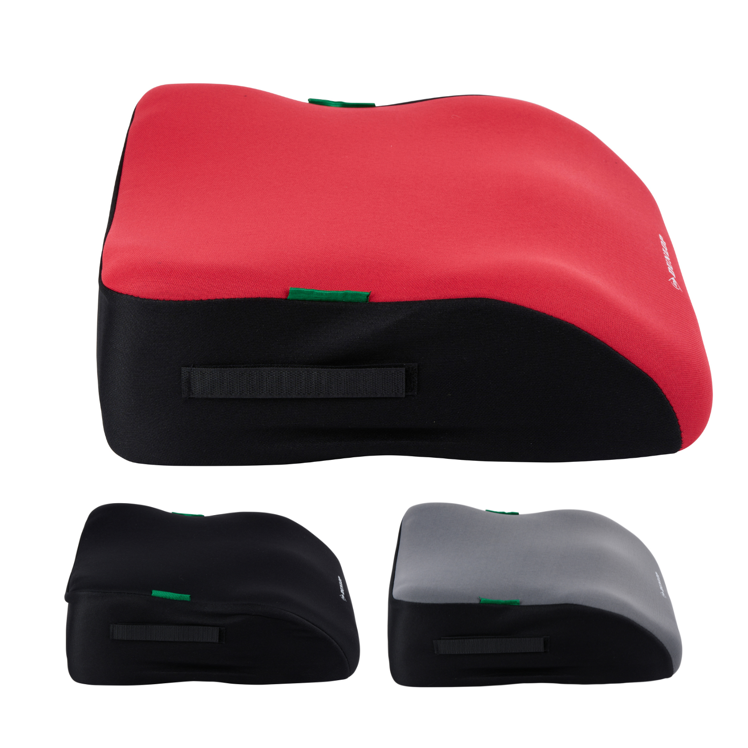 Drie kussens: rood en zwart, zwart en grijs en zwart. Allemaal hebben ze zwarte handvatten en groene accenten.