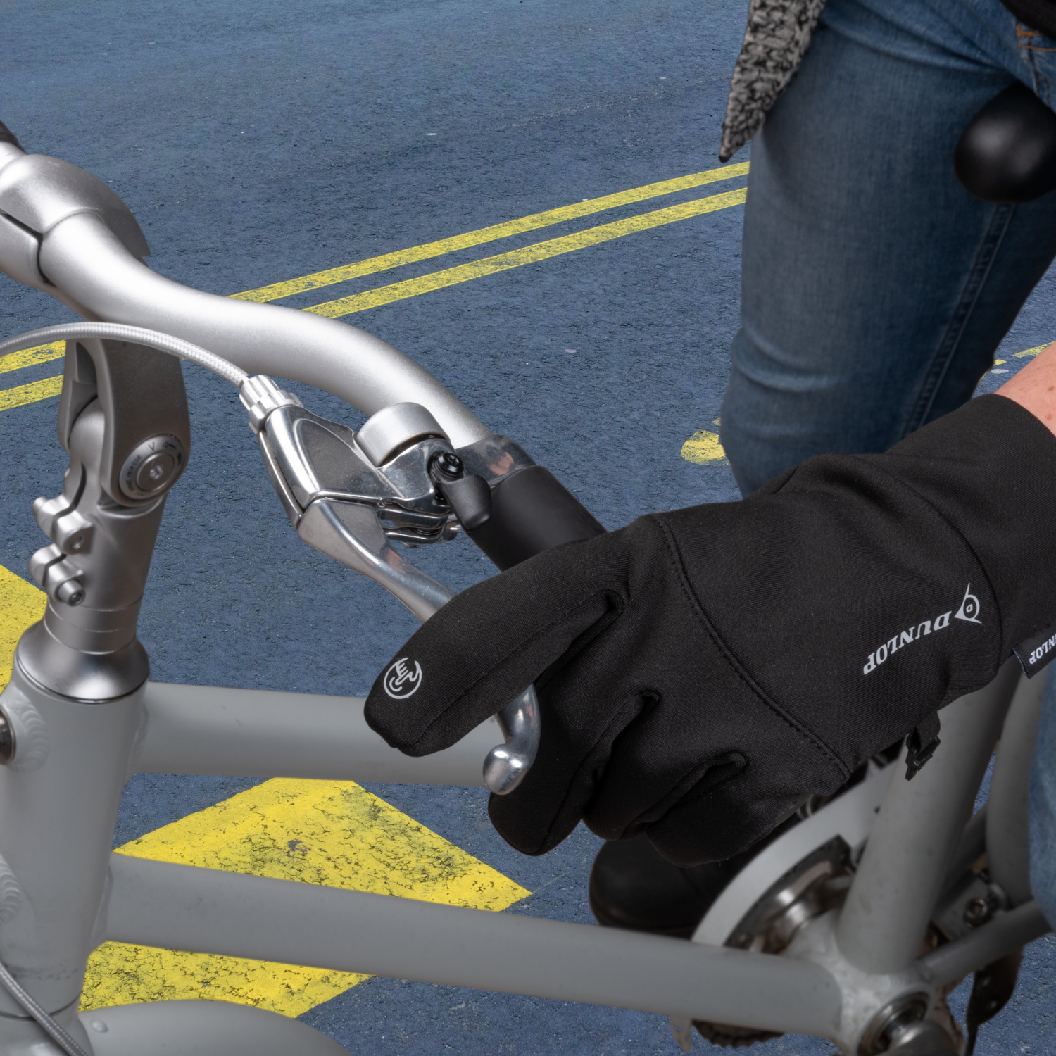 Een persoon met zwarte handschoenen fietst. De handschoenen hebben een touchscreen-tip.