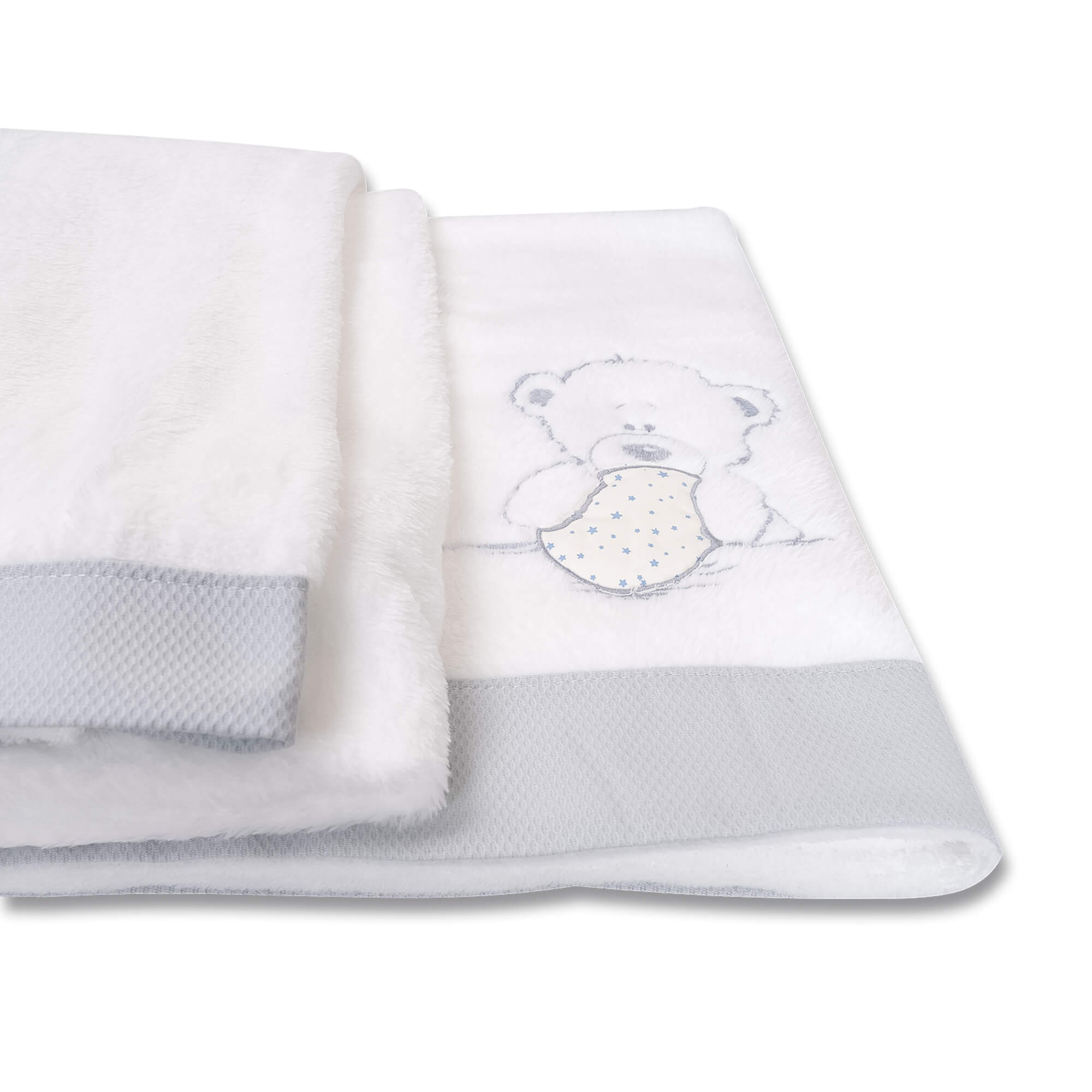 Toalla para bebé blanca y gris con diseño de osito y borde gris, doblada por la mitad.