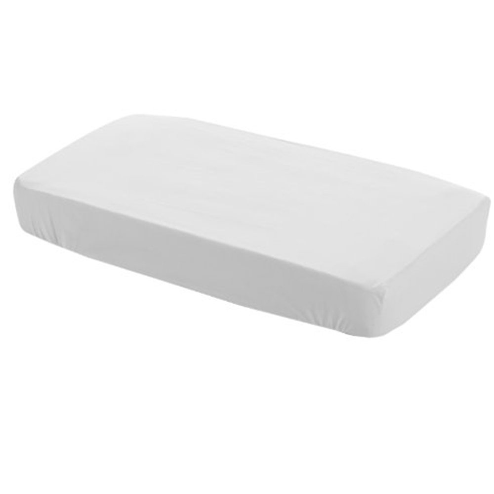 Funda blanca para cambiador, rectangular, sobre fondo blanco.