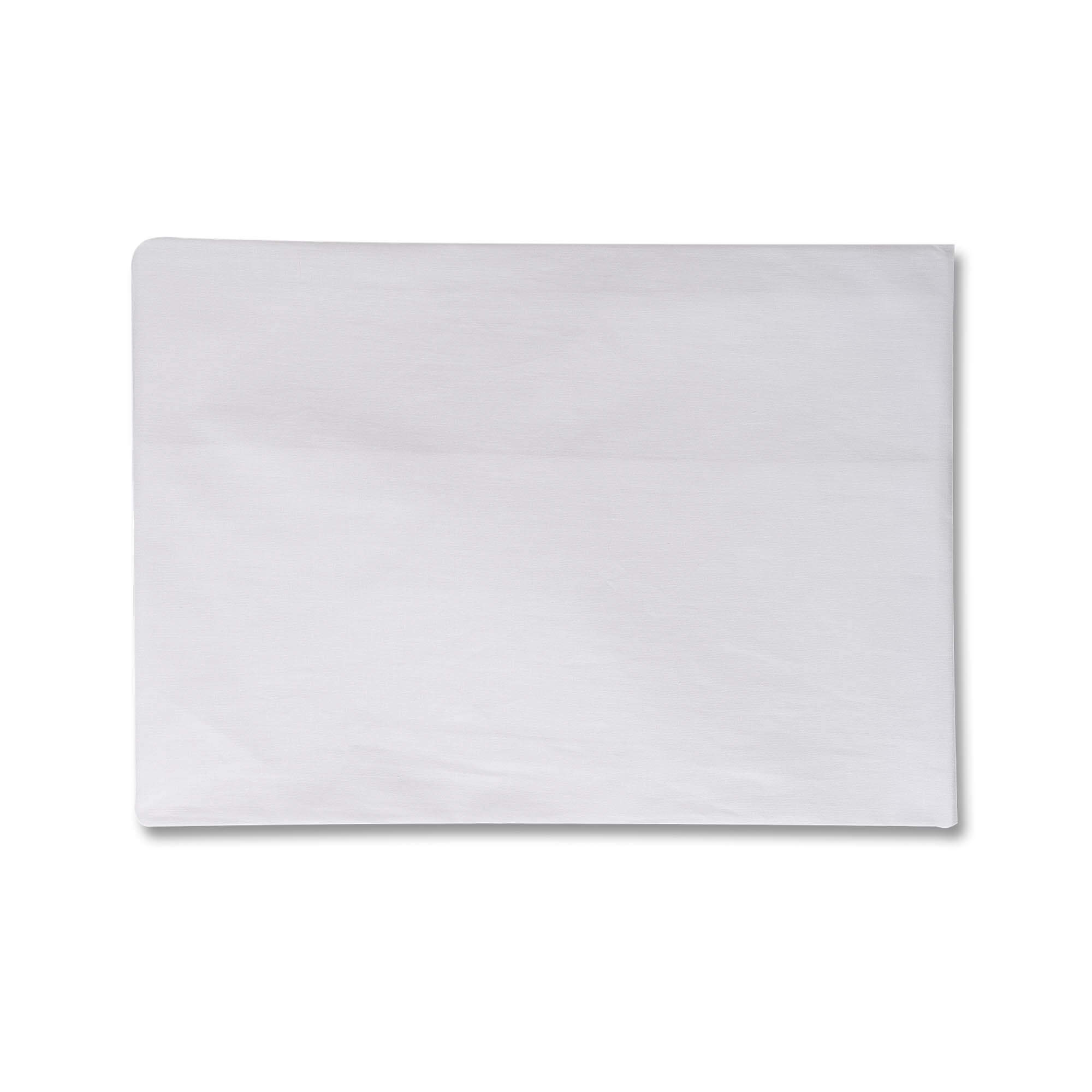 Hoja de papel blanca, doblada, sobre fondo blanco.