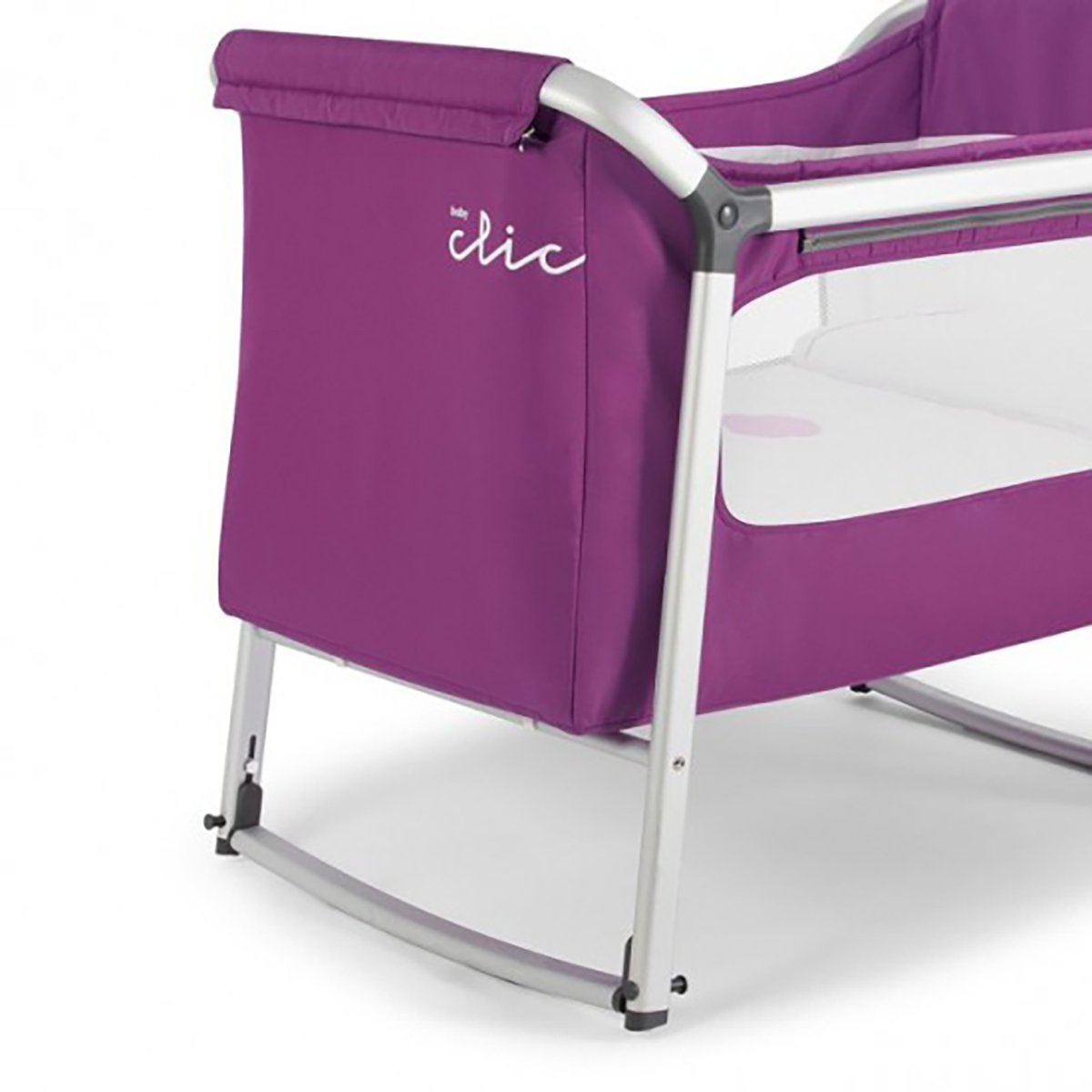 Una cuna morada con un lado de malla blanca y la palabra 'clic' en el lateral.