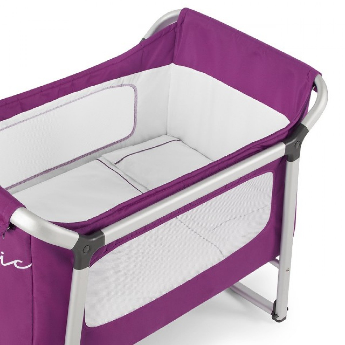 Cuna morada y plateada con colchón blanco, sábanas y almohada.