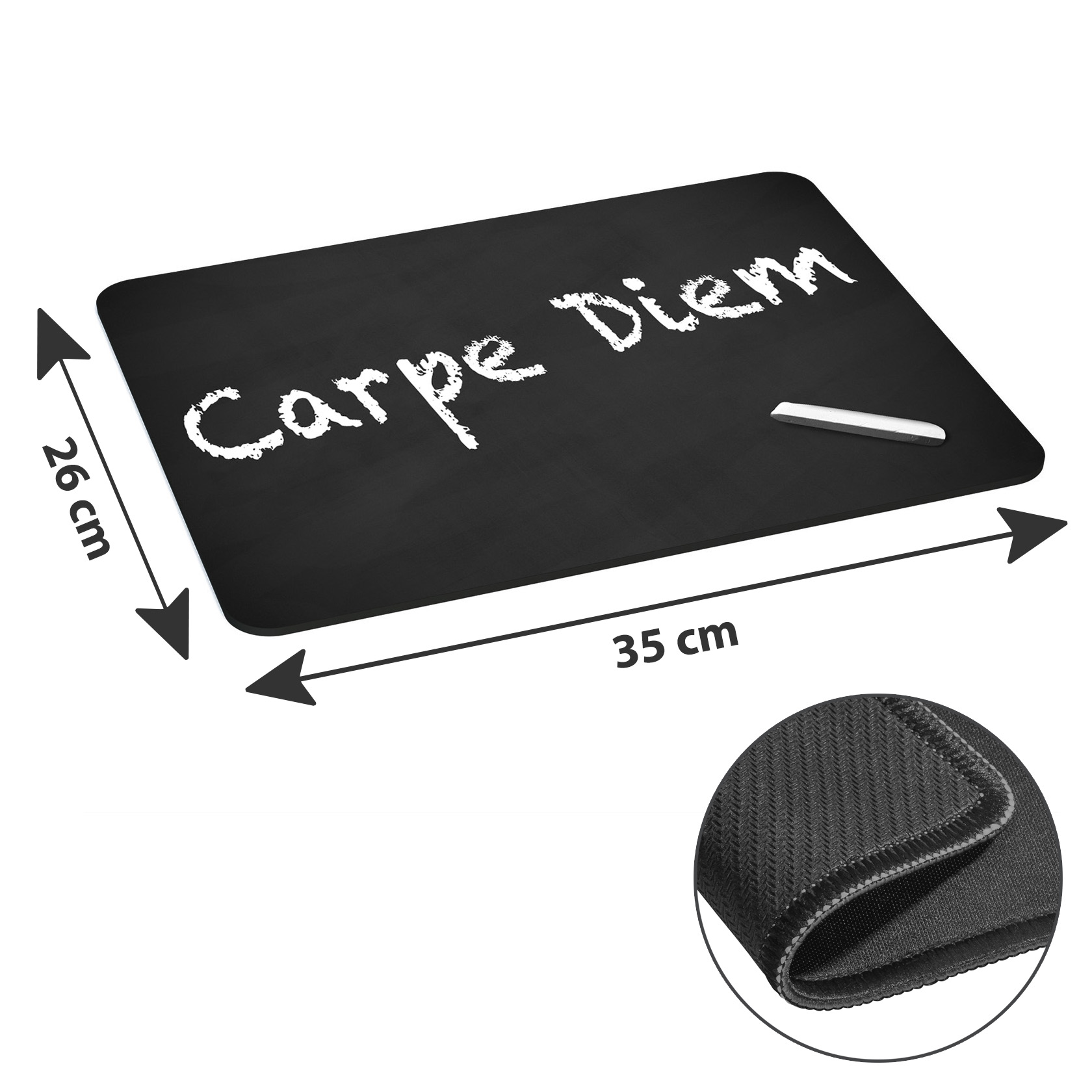 Eine schwarze Schreibtischunterlage mit dem Schriftzug „Carpe Diem“ in weißer Kreide.