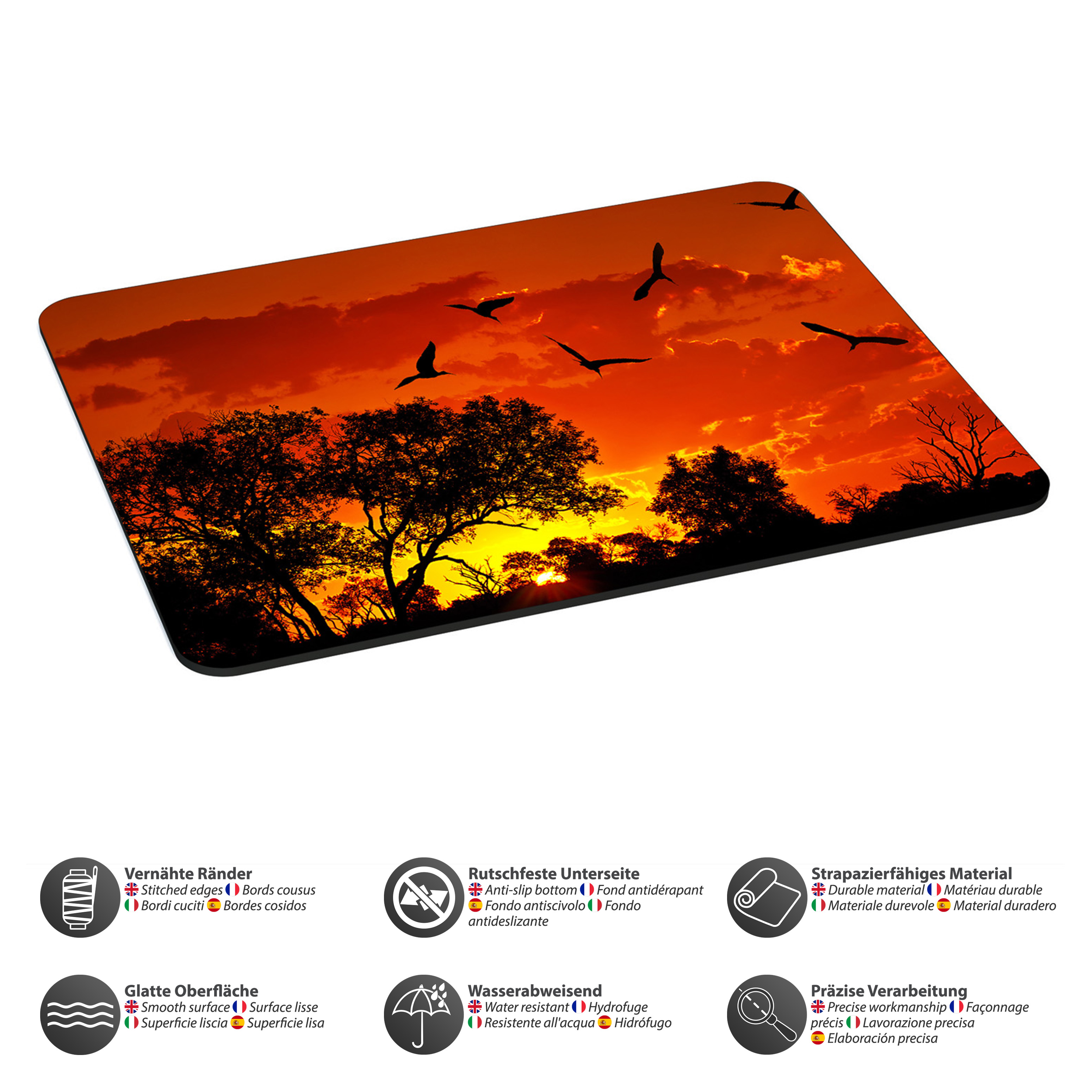 Mauspad mit Sonnenuntergangsszene; Silhouette von Bäumen und Vögeln gegen roten Himmel.
