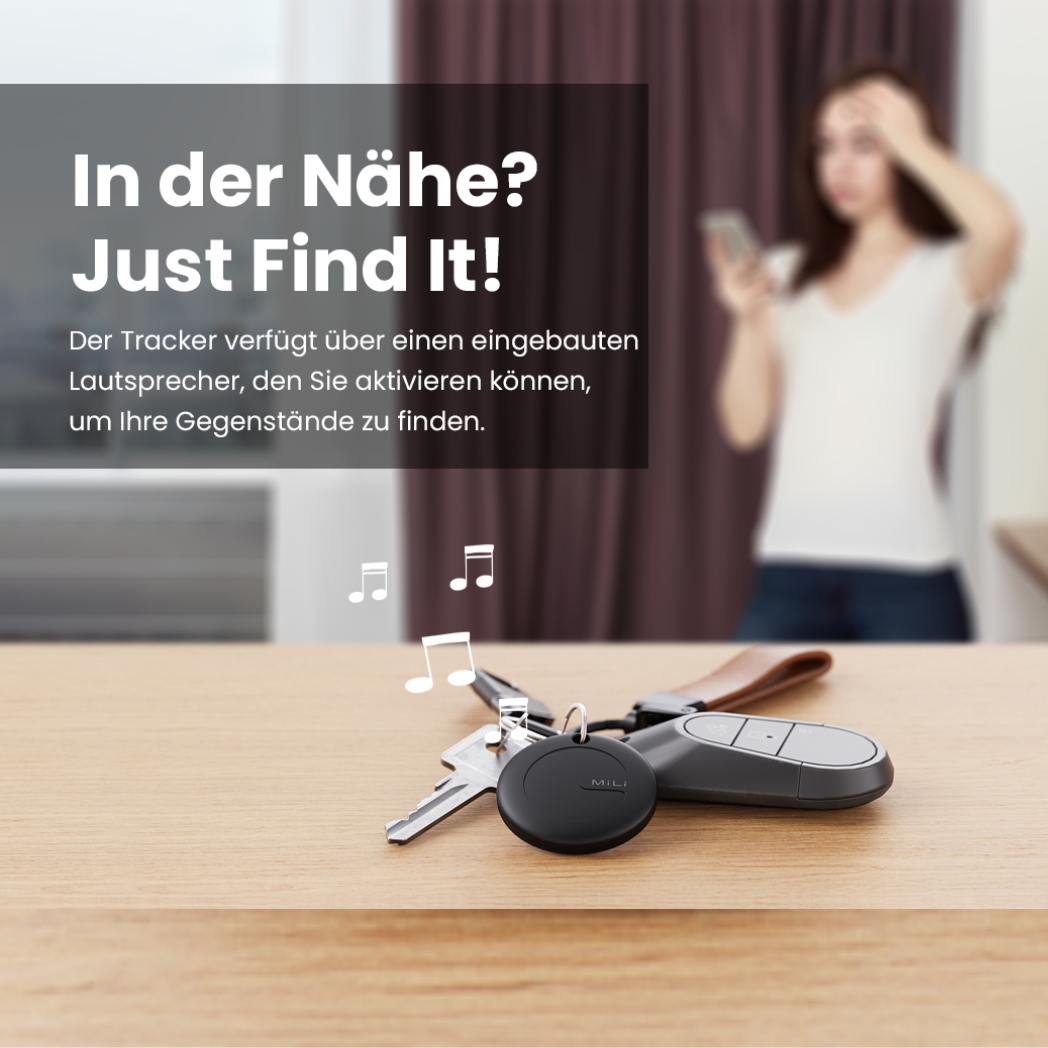 Schlüssel, Tracker und Autoschlüssel auf einem Tisch, unscharf Person.
