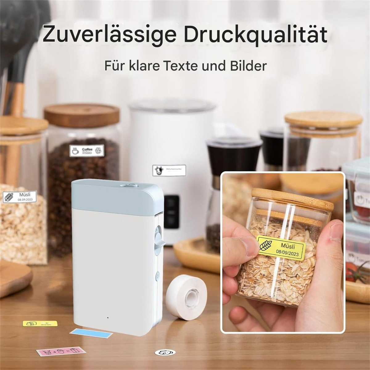 Ein Etikettendrucker mit Etiketten auf einem Tisch und eine Hand, die ein Glas mit Etikett hält. Hintergrund: Gläser.