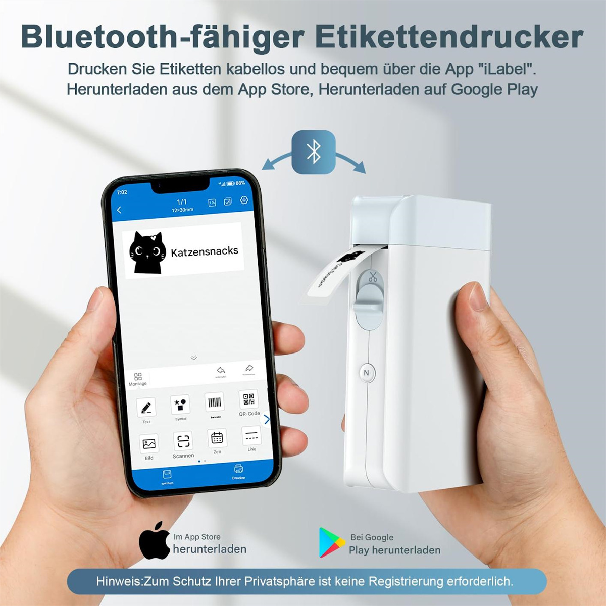 Eine Person hält ein Smartphone, das mit einem weißen Etikettendrucker verbunden ist und ein Etikett mit Text druckt.