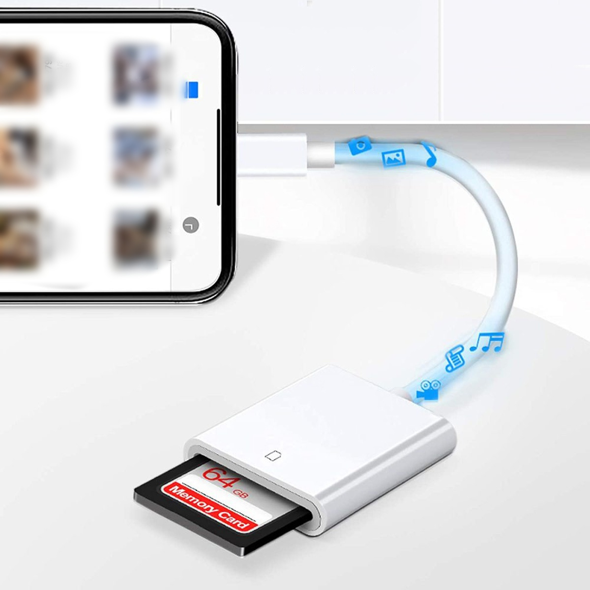 Smartphone, das mit einem Kartenleser verbunden ist, in den eine Speicherkarte eingesetzt ist, zur Datenübertragung.
