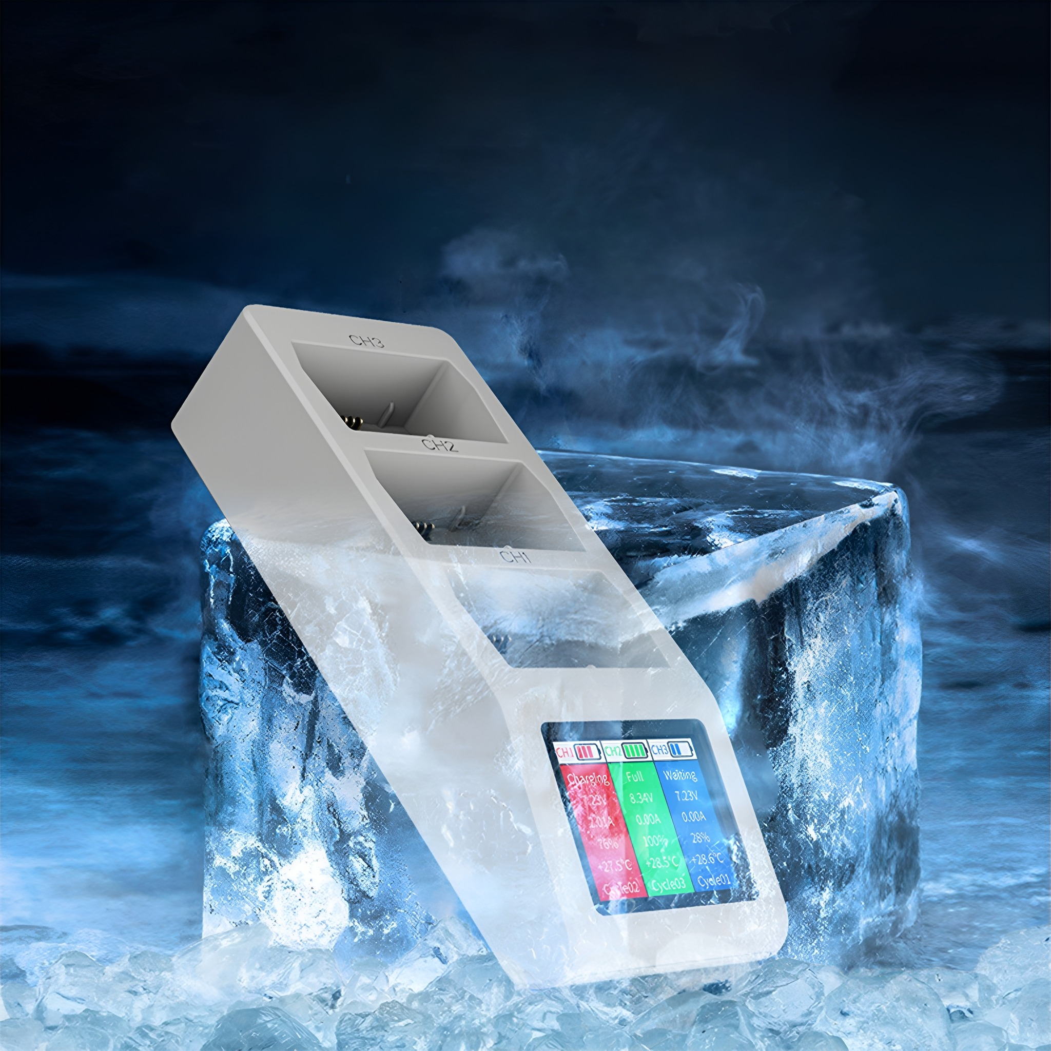 Eine weiße Ladestation auf einem Eisblock. Sie hat drei Steckplätze und ein Display mit Ladeinfos.