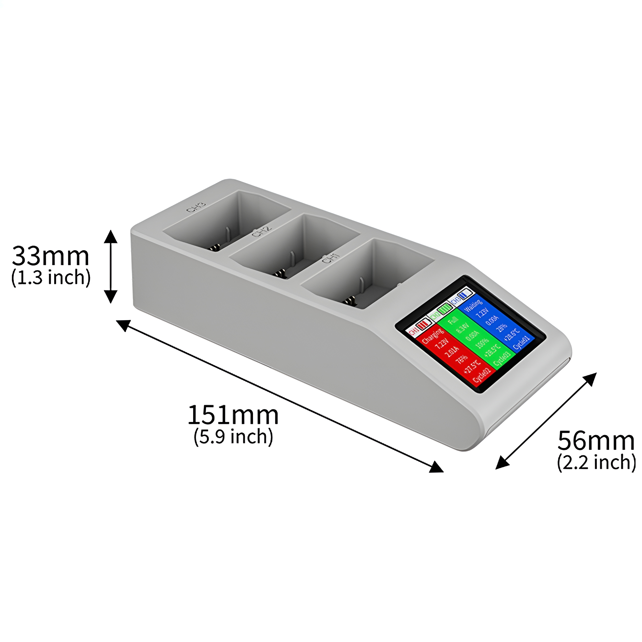 Ein graues rechteckiges Ladegerät mit drei Steckplätzen und einem Digitaldisplay mit Batterieinformationen.