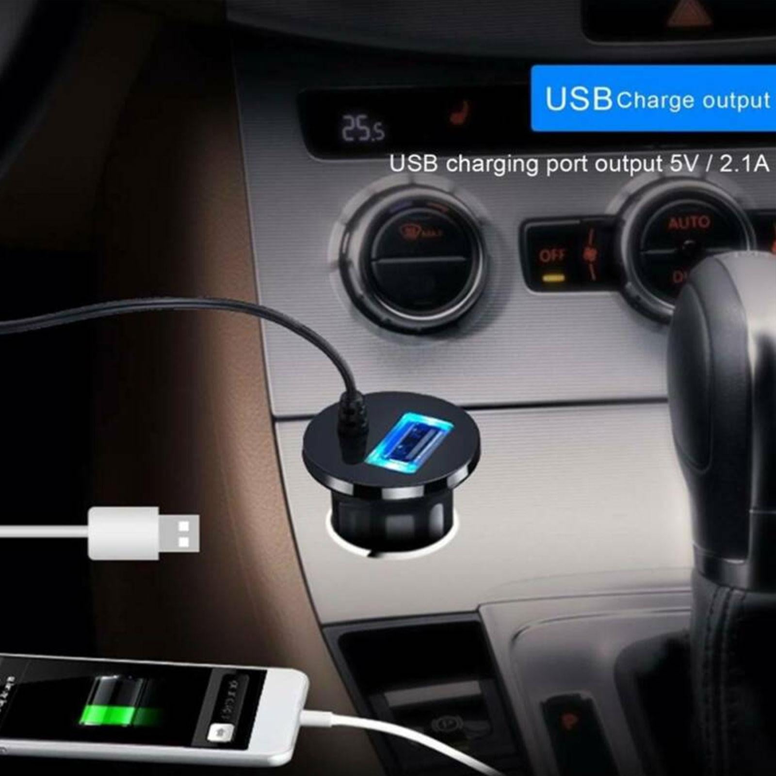 Auto-Innenraum mit USB-Ladeanschluss und ladendem Telefon. Der Telefonbildschirm zeigt den Ladestatus.