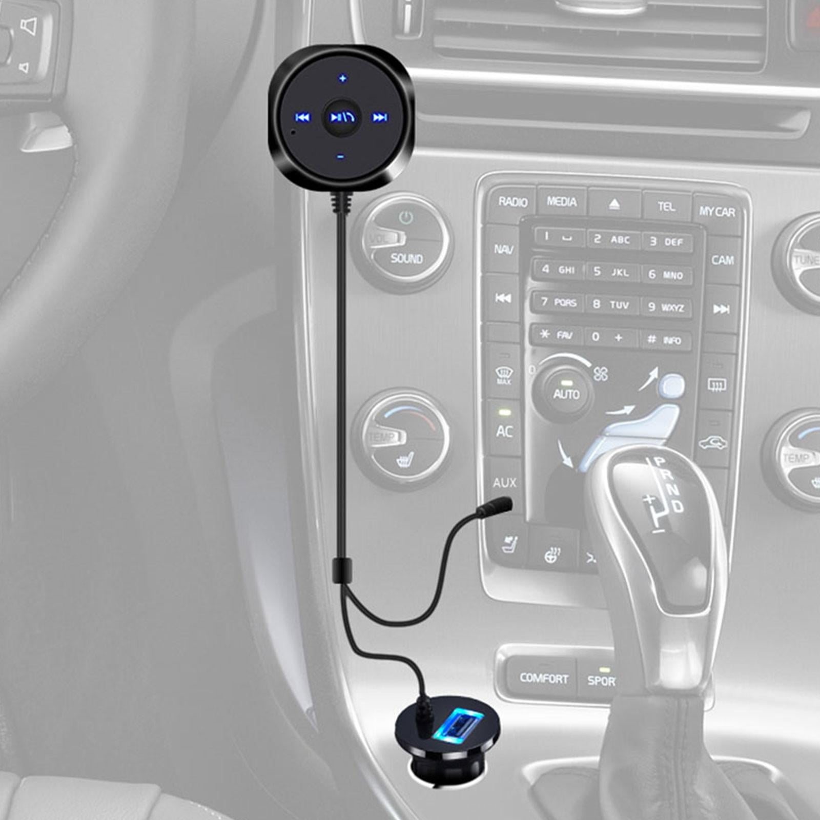 Auto-Audio-Adapter im Auto. Schwarzes Gerät, Knöpfe und blaues Licht. Auto-Innenraum.