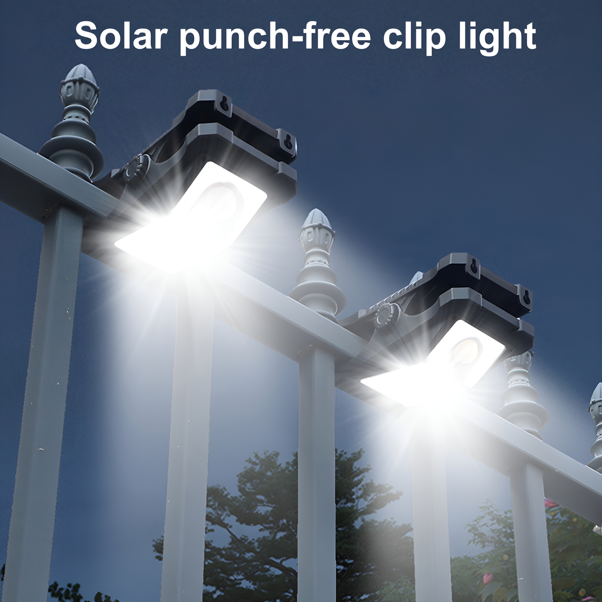 Zwei solarbetriebene Lichter an einem Zaun. Die Lichter sind hellweiß und scheinen nach unten.
