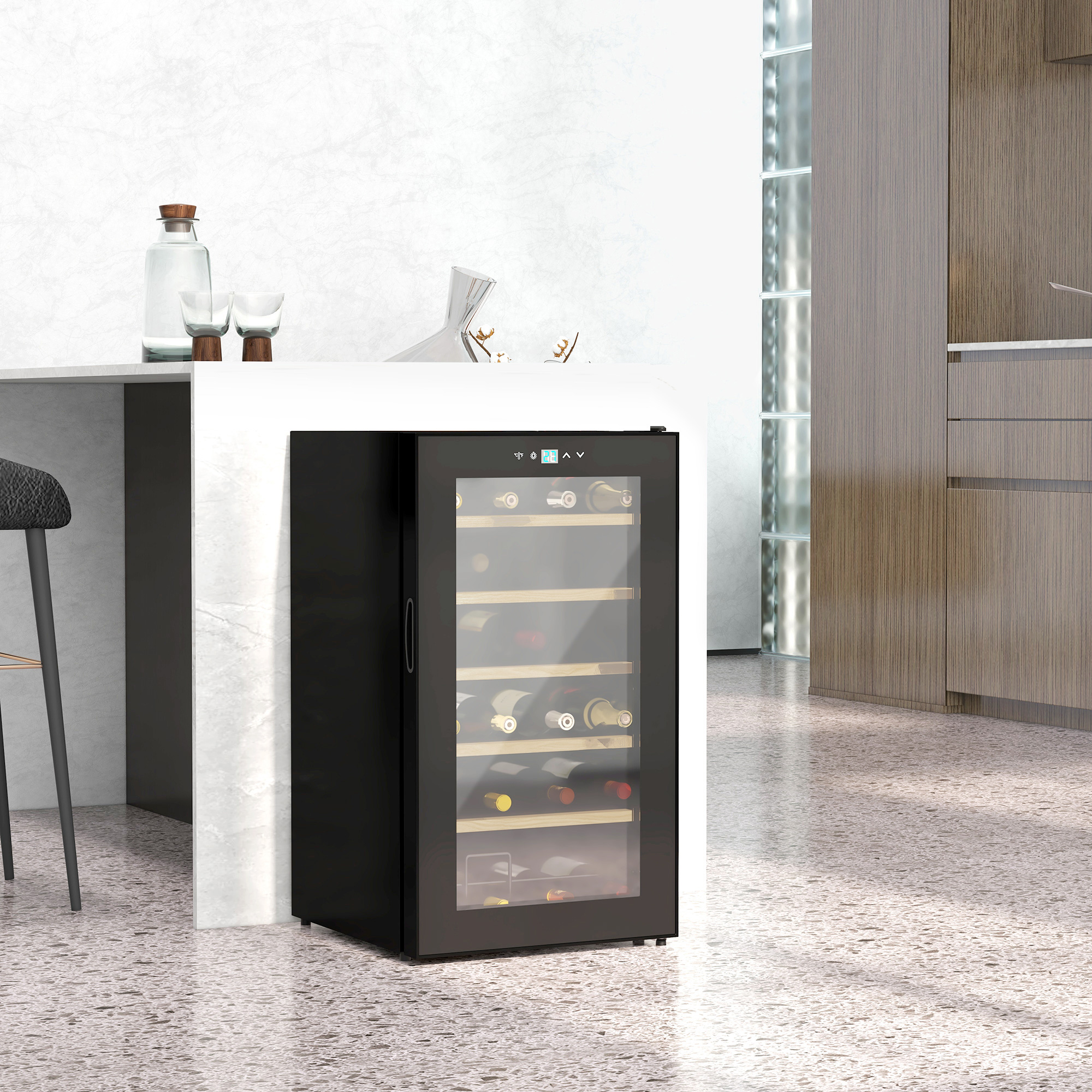 Schwarzer Weinkühlschrank mit Glastür, gefüllt mit Weinflaschen, in der Küche.