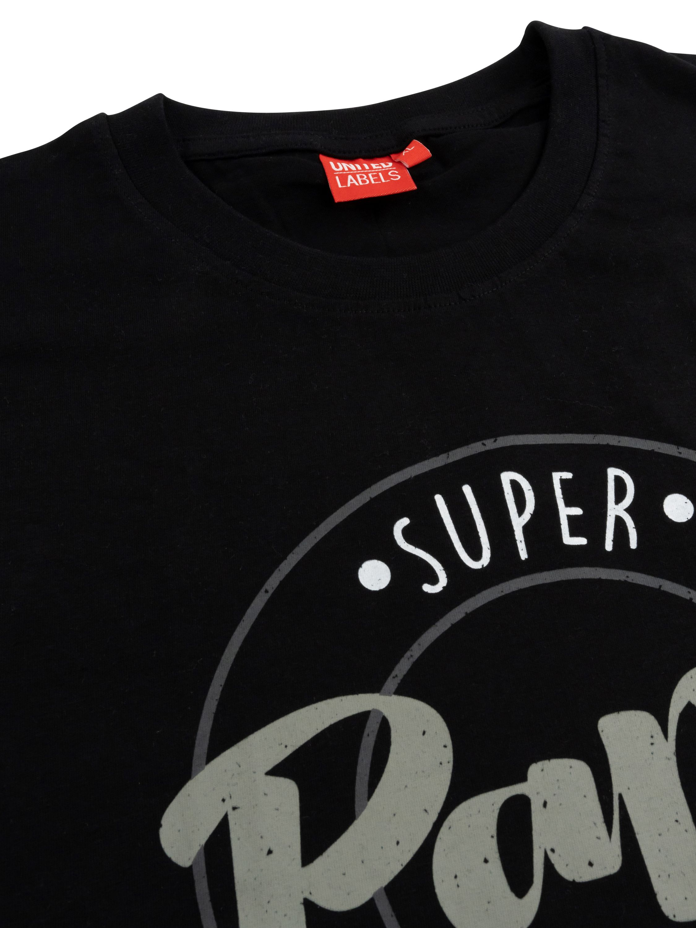 Nahaufnahme eines schwarzen T-Shirts mit den Worten 'SUPER' und 'Pari' in einem kreisförmigen Design.