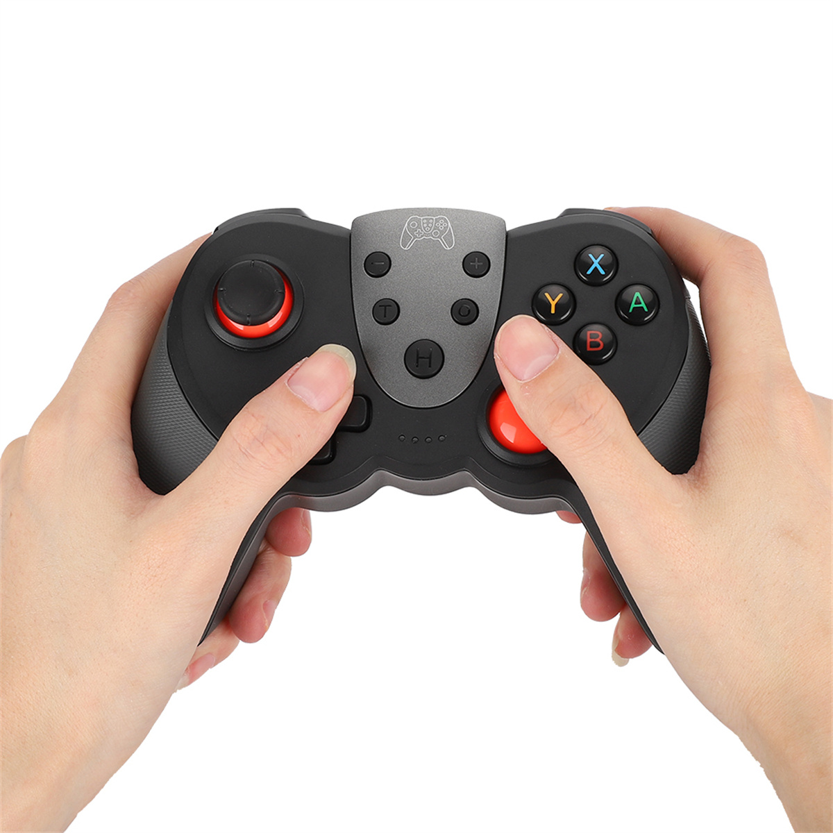 Hände halten einen schwarzen Gaming-Controller. Es hat rote und farbige Tasten. Der Hintergrund ist weiß.