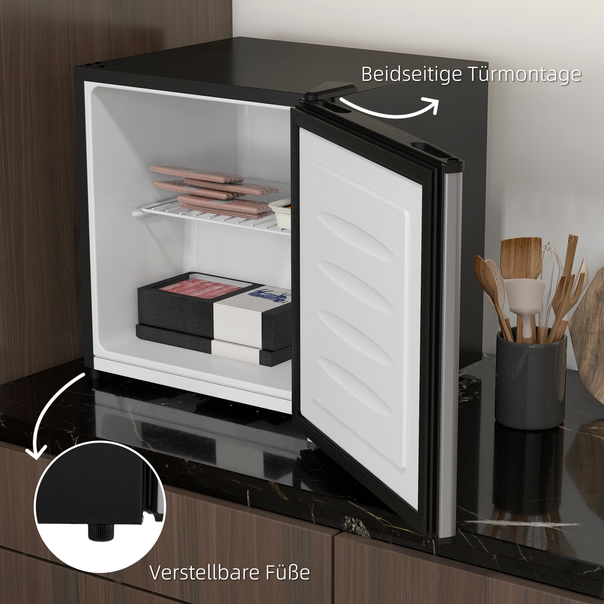 Minikühlschrank mit offener Tür, zeigt Regale und Inhalt. Verstellbare Füße sichtbar.