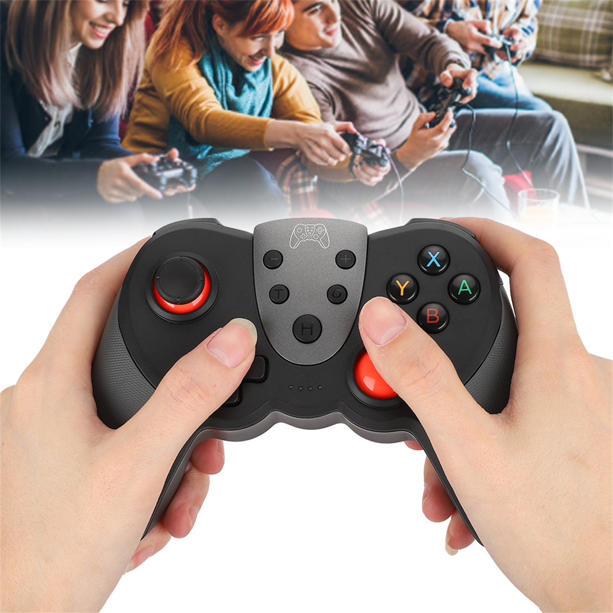 Person hält einen schwarzen Gamecontroller mit roten Knöpfen, spielt Videospiele mit Freunden im Hintergrund.