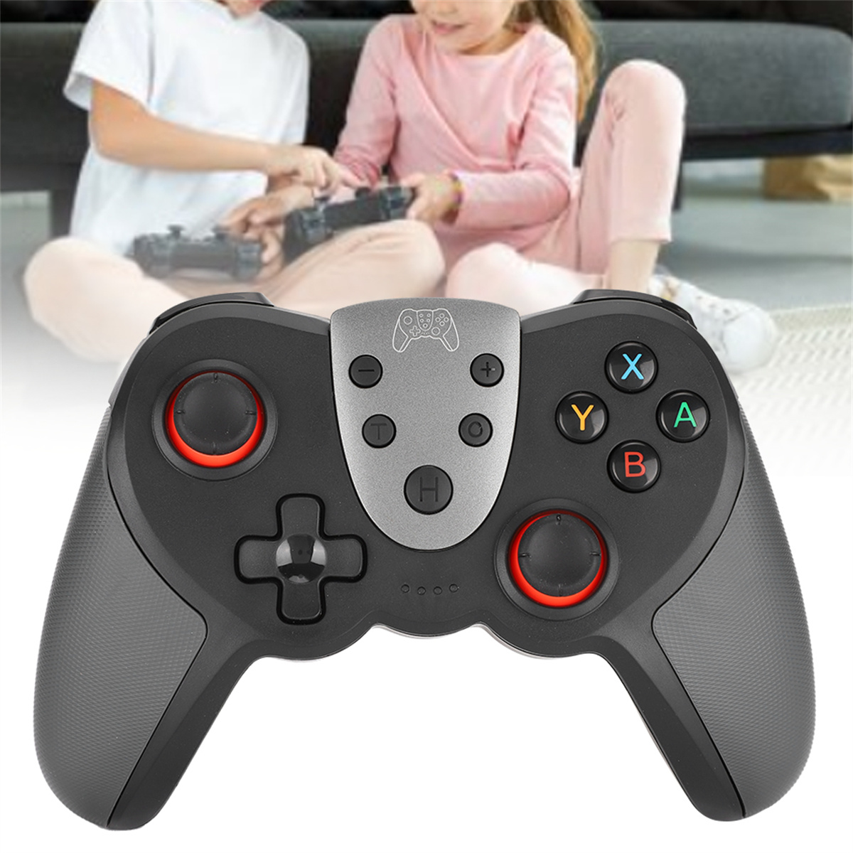 Schwarzer und grauer Gamecontroller mit roten Akzenten, gehalten von zwei Personen. Tasten sind sichtbar.