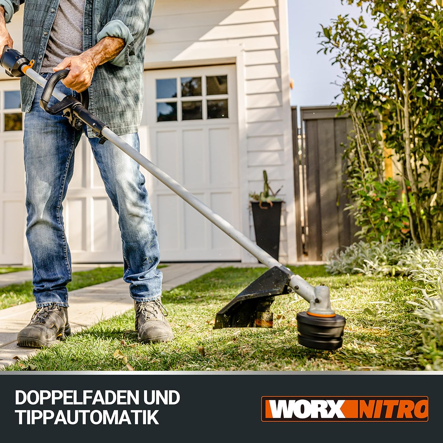 Ein Mann benutzt einen Trimmer auf einem grasbewachsenen Rasen.