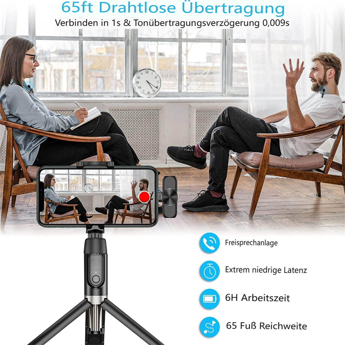 Ein Mann und eine Frau sitzen und reden, während sie ein Telefon mit Stativ und Fernbedienung benutzen.