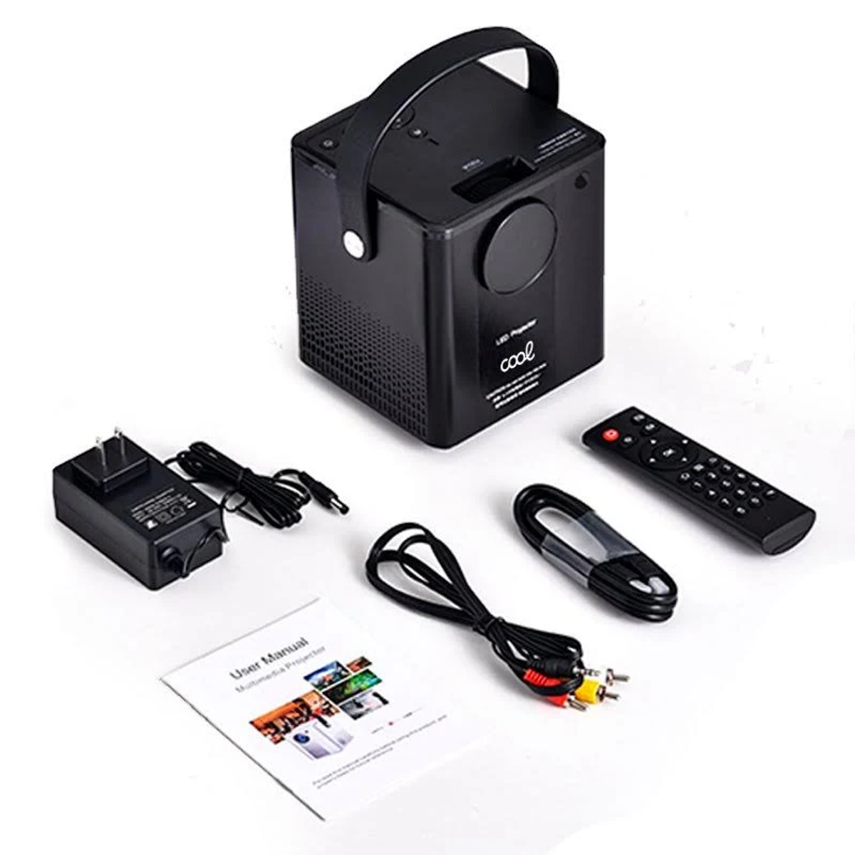 Un proyector negro con accesorios. Incluye un adaptador de corriente, cables y un control remoto.