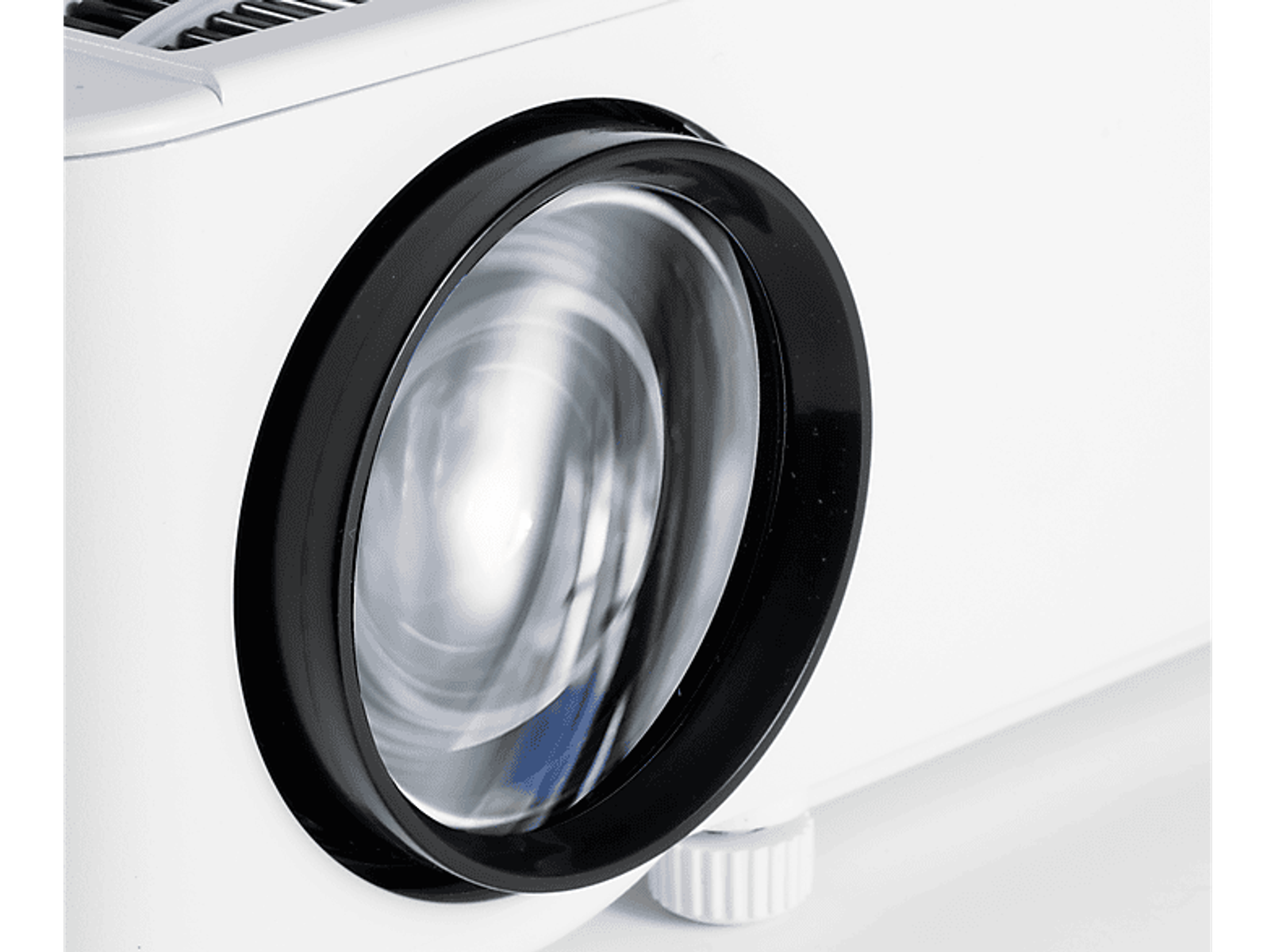 Zbliżenie białej soczewki projektora z czarną obwódką.