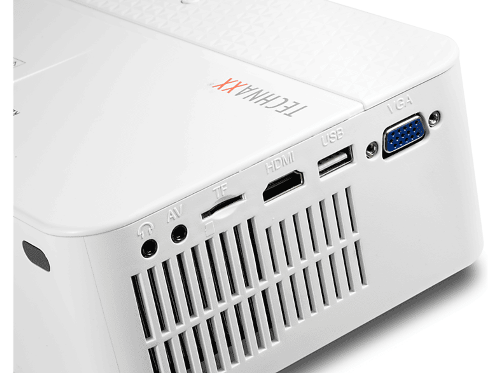 Zbliżenie białego projektora z wieloma portami, tekstem i kratką wentylacyjną.