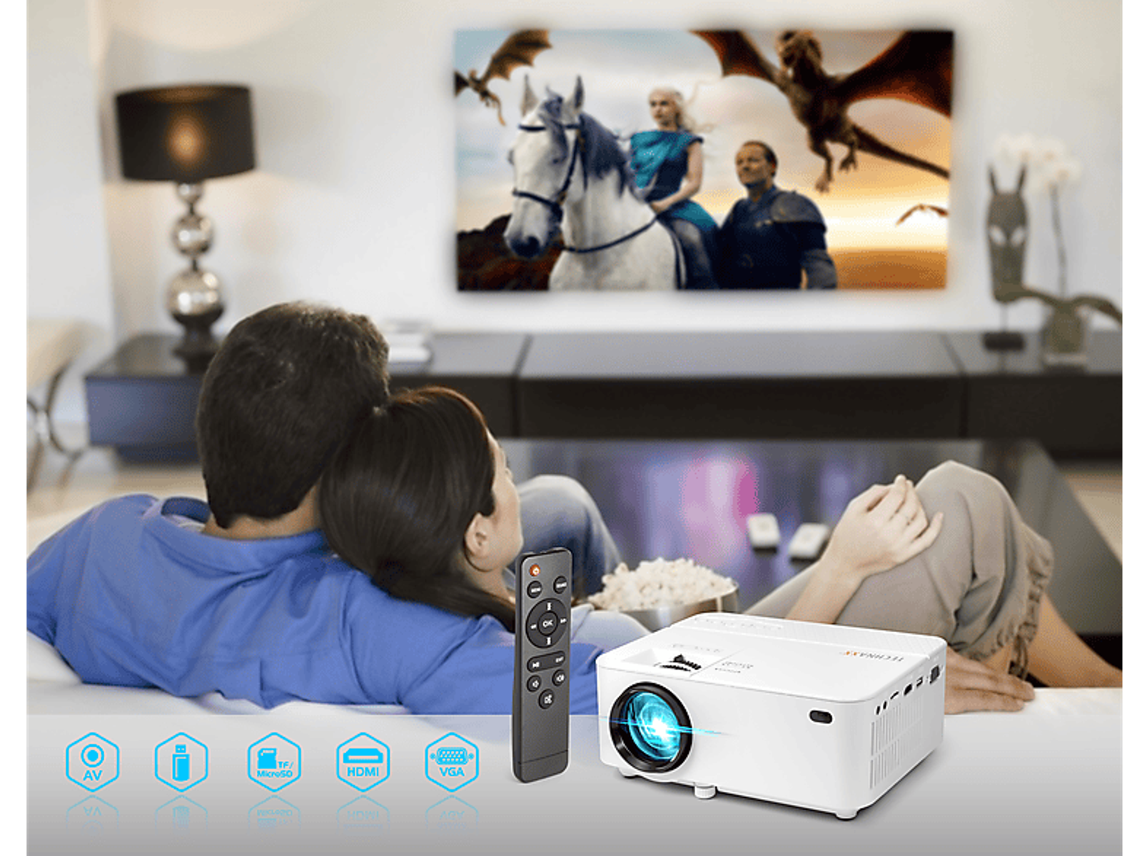 Para oglądająca film na ekranie, z projektorem i pilotem na pierwszym planie. Ekran pokazuje scenę.