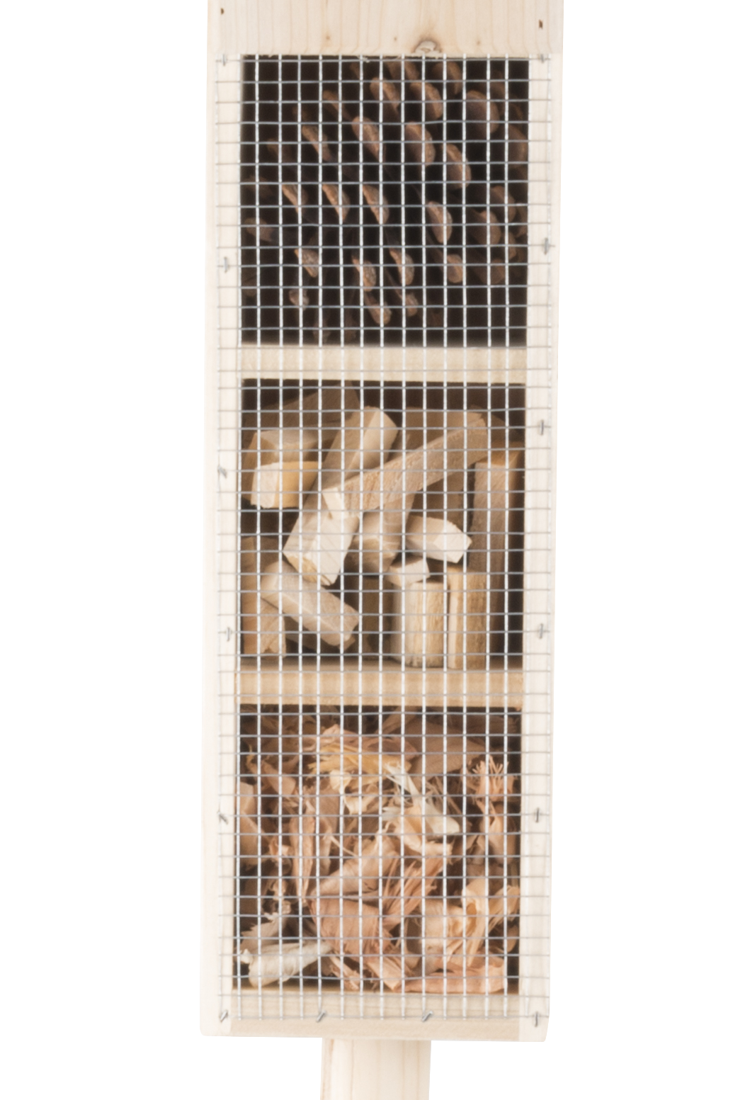 Een verticaal insectenhotel met drie compartimenten. Zichtbaar zijn stokken, stukken hout en plantmateriaal.