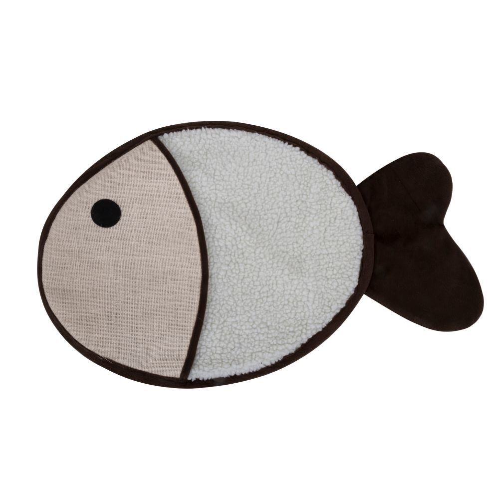 Een visvormig huisdierbed. Het heeft een beige stoffen gezicht, een witte, pluizige body, een donkerbruine omtrek en een donkerbruine staart.