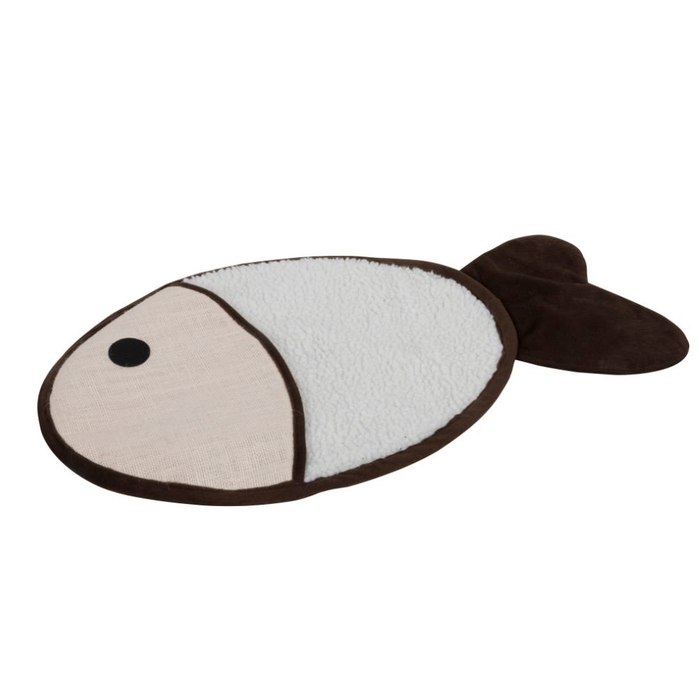 Een visvormig dierenbed. Het heeft een beige kop met een zwart oog, witte vacht in het midden en een bruine staart. De randen zijn bruin.