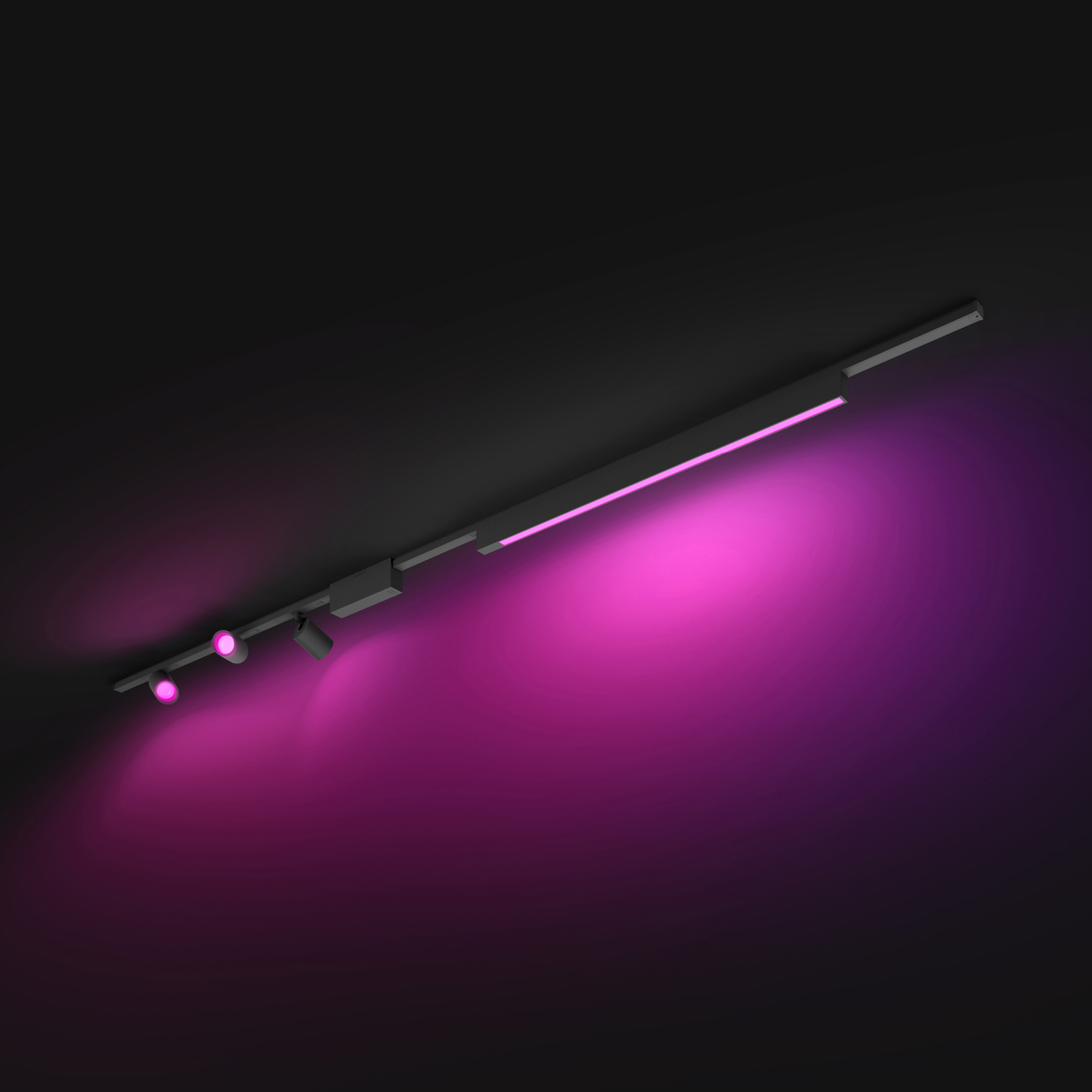 Czarny kinkiet z trzema małymi reflektorami i długą, różową wiązką światła.