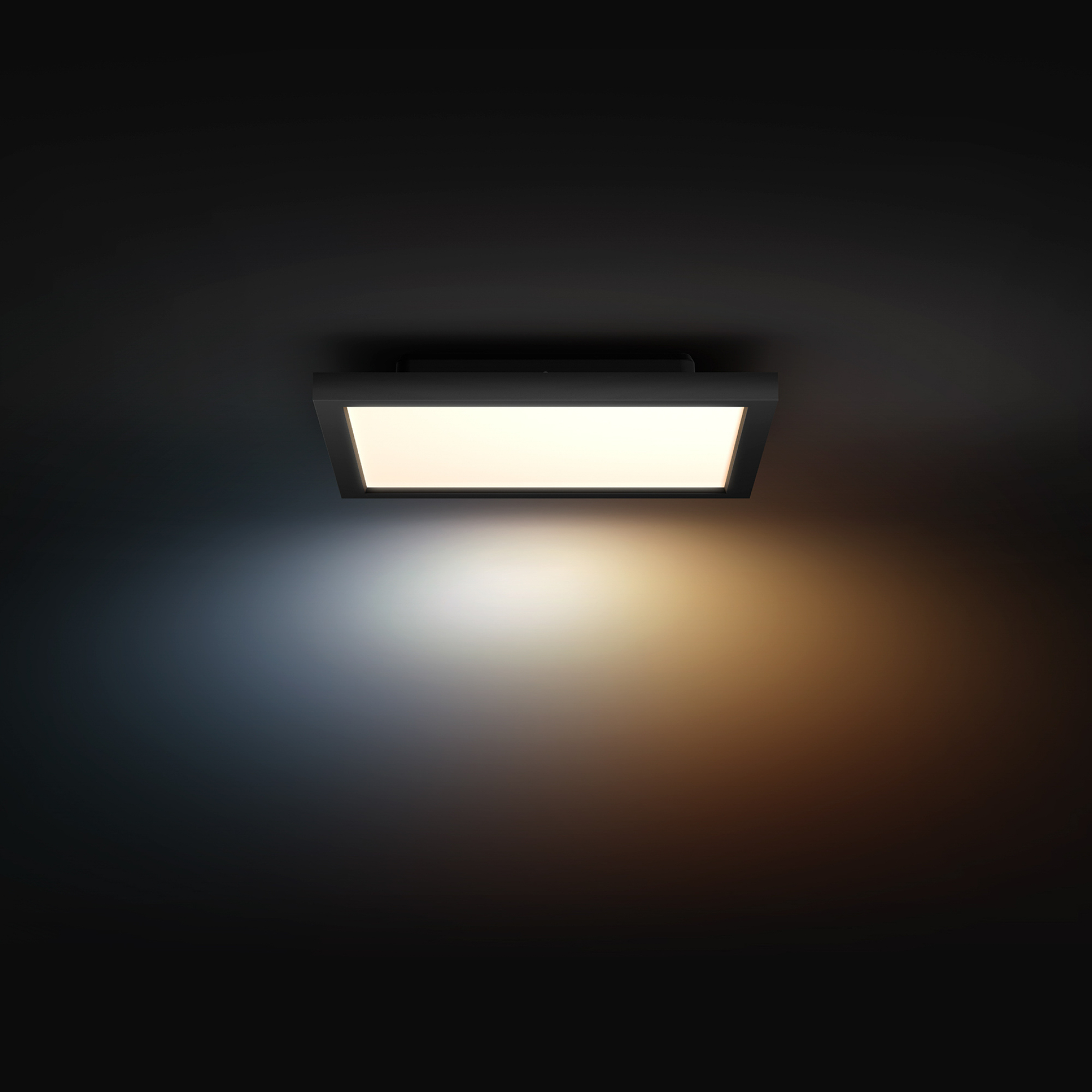 Plafoniera quadrata con luce intensa, su sfondo scuro.