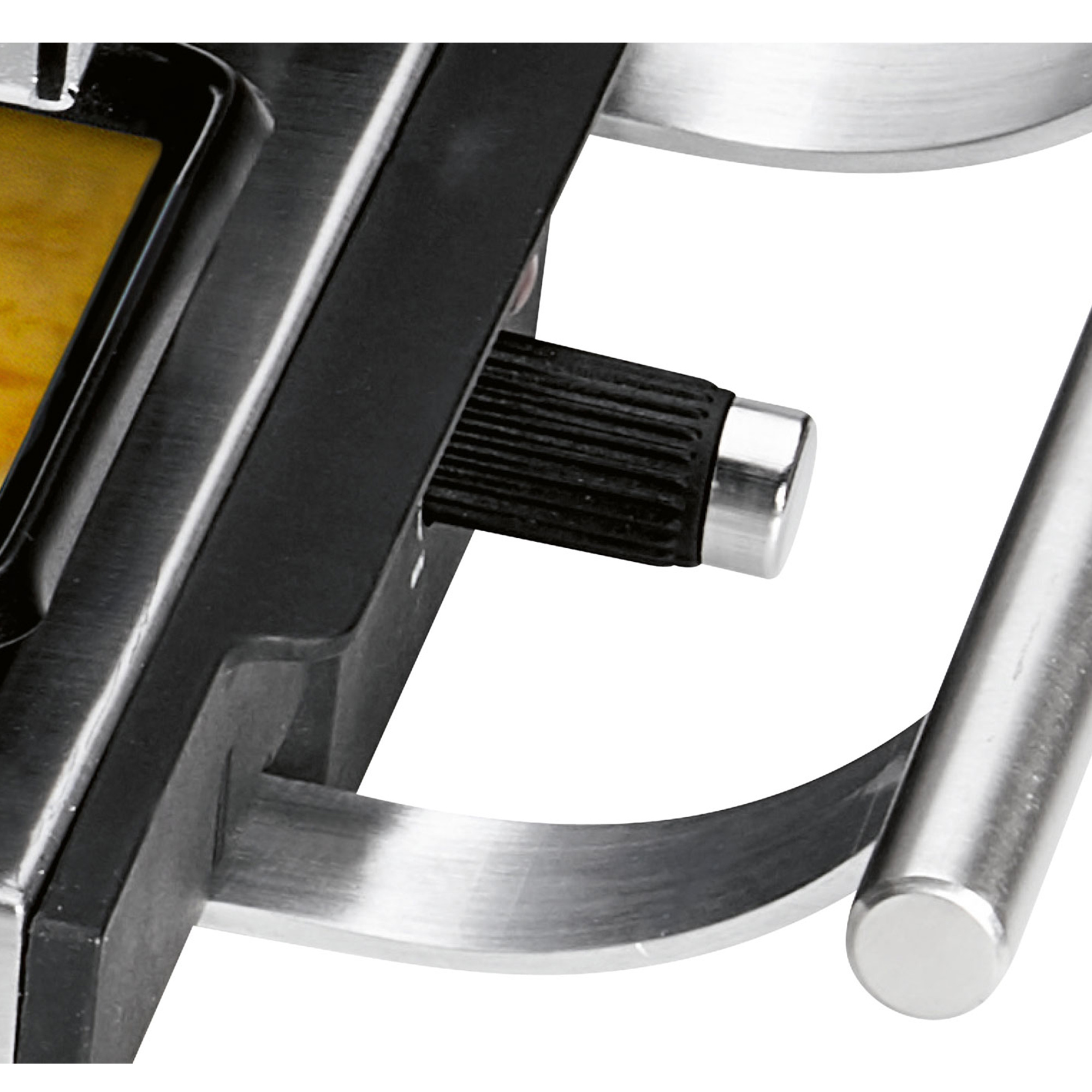 Zbliżenie części metalowego przedmiotu z czarnym elementem. Obiekt jest błyszczący i gładki.