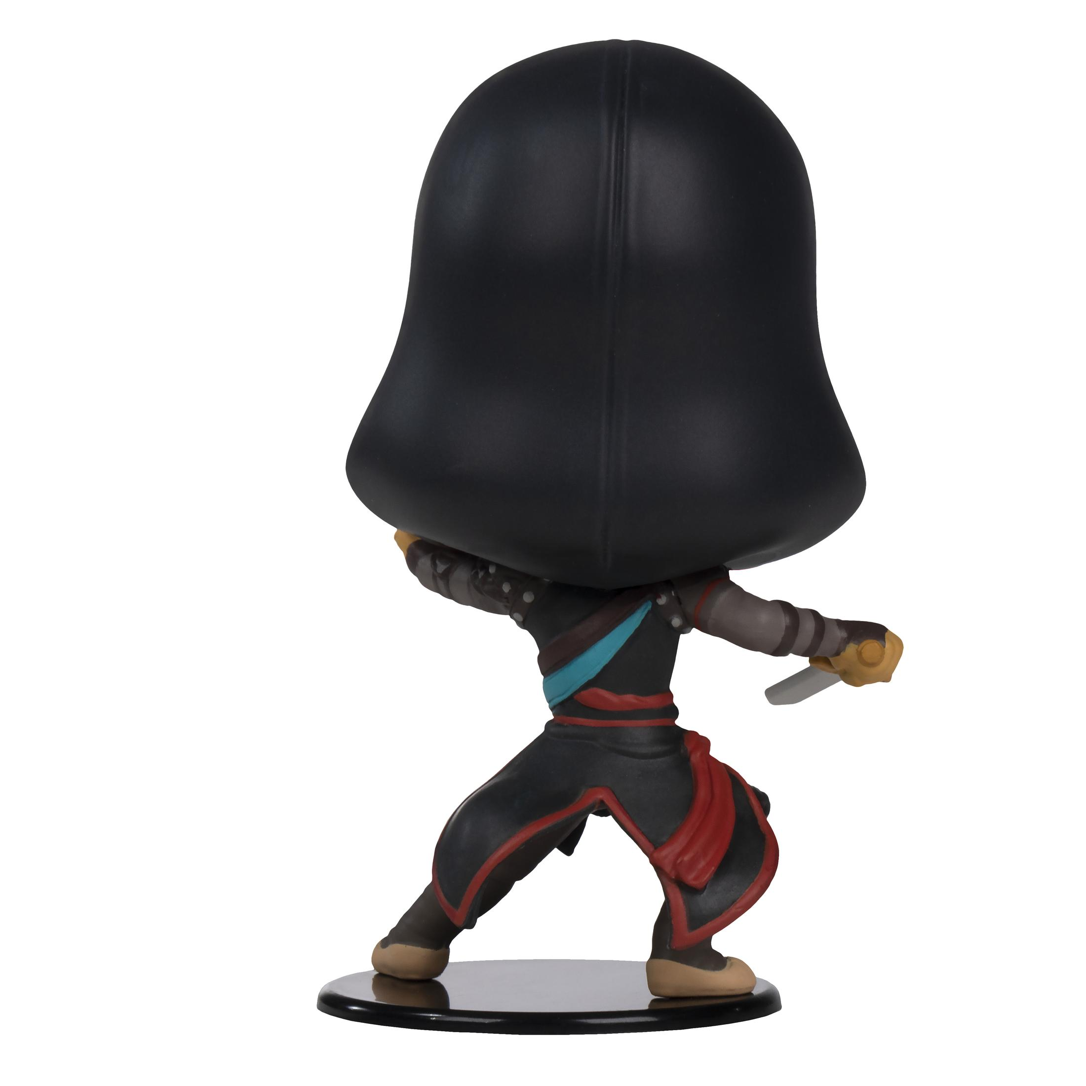 Assassin's Creed Figur, Rückansicht. Figur hält ein Messer mit großer Kapuze.
