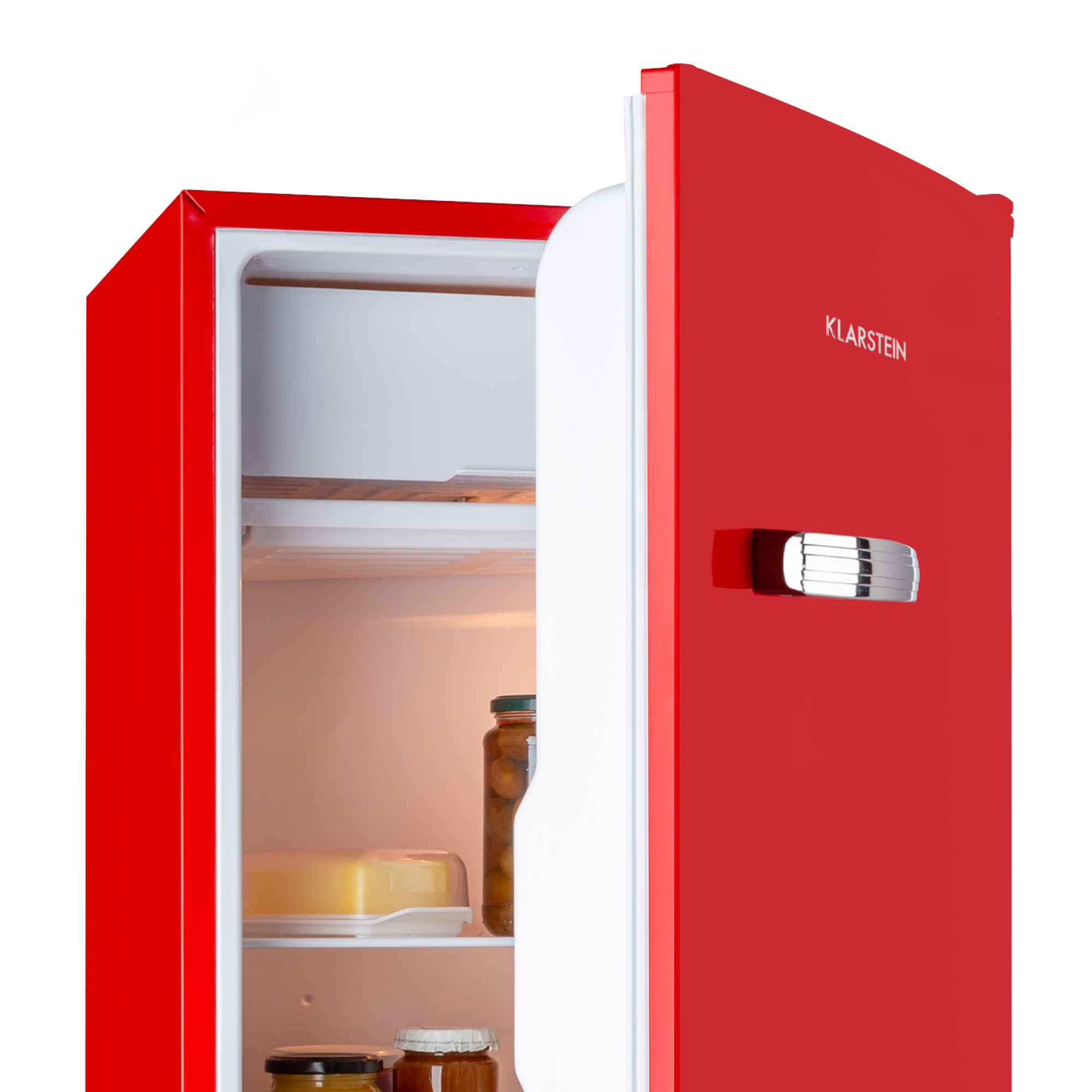 Frigorifero retrò rosso. Porta aperta mostra ripiani con cibo, interno bianco. Maniglia argentata e logo Klarstein.